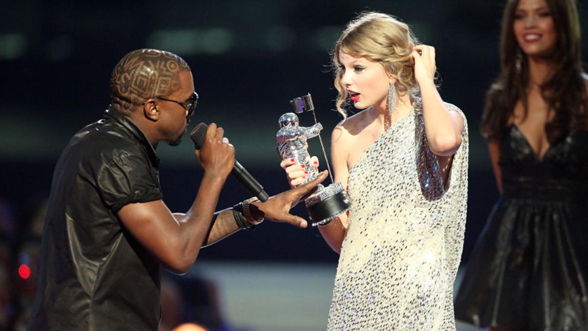 Taylor Swift se mostró sorprendida cuando Kanye apareció en el escenario (Foto: Archivo)