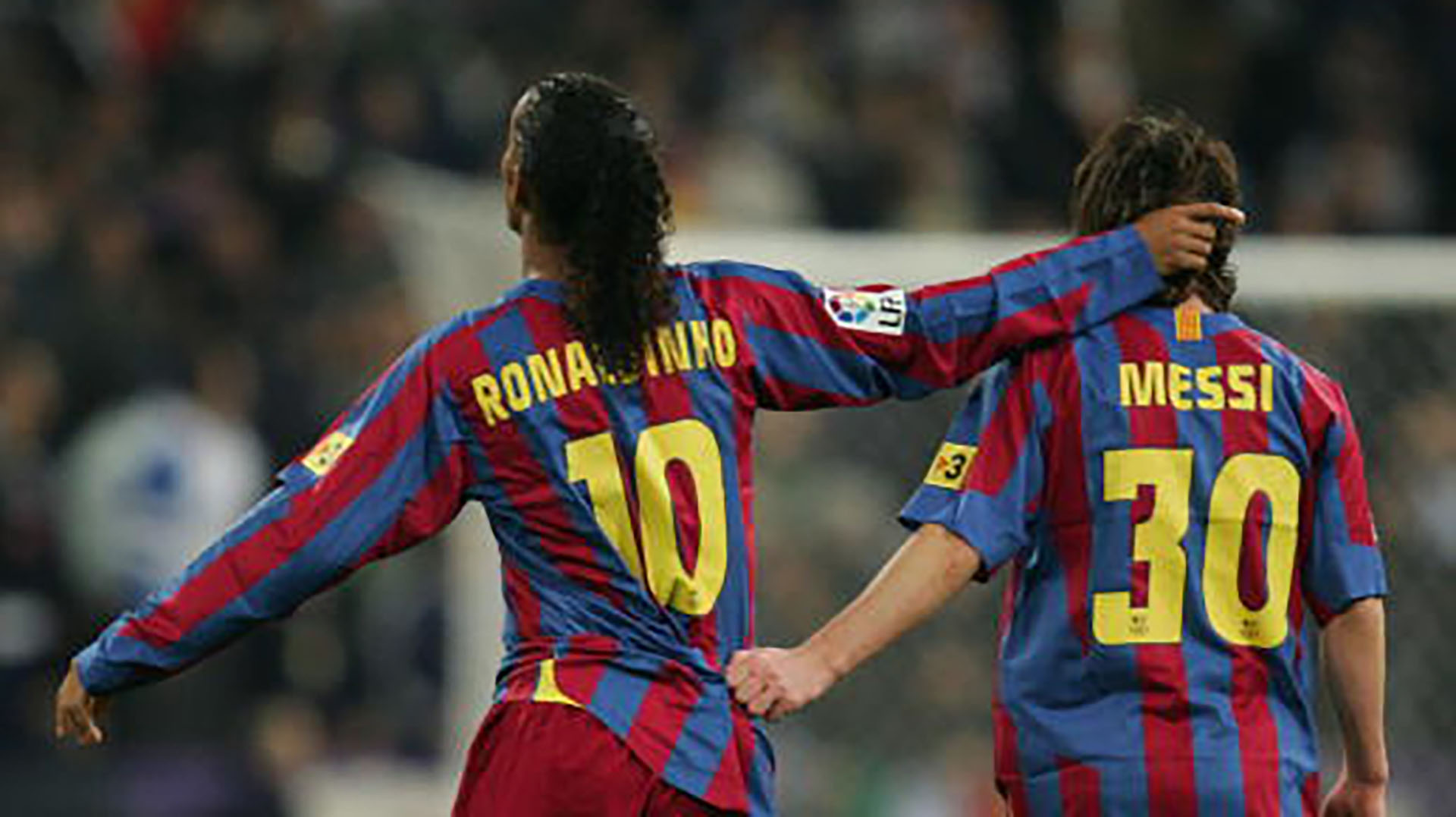 Ronaldinho, ganador del Balón de Oro 2005, era compañero de Lionel Messi en el FC Barcelona  (Foto: Getty Images)