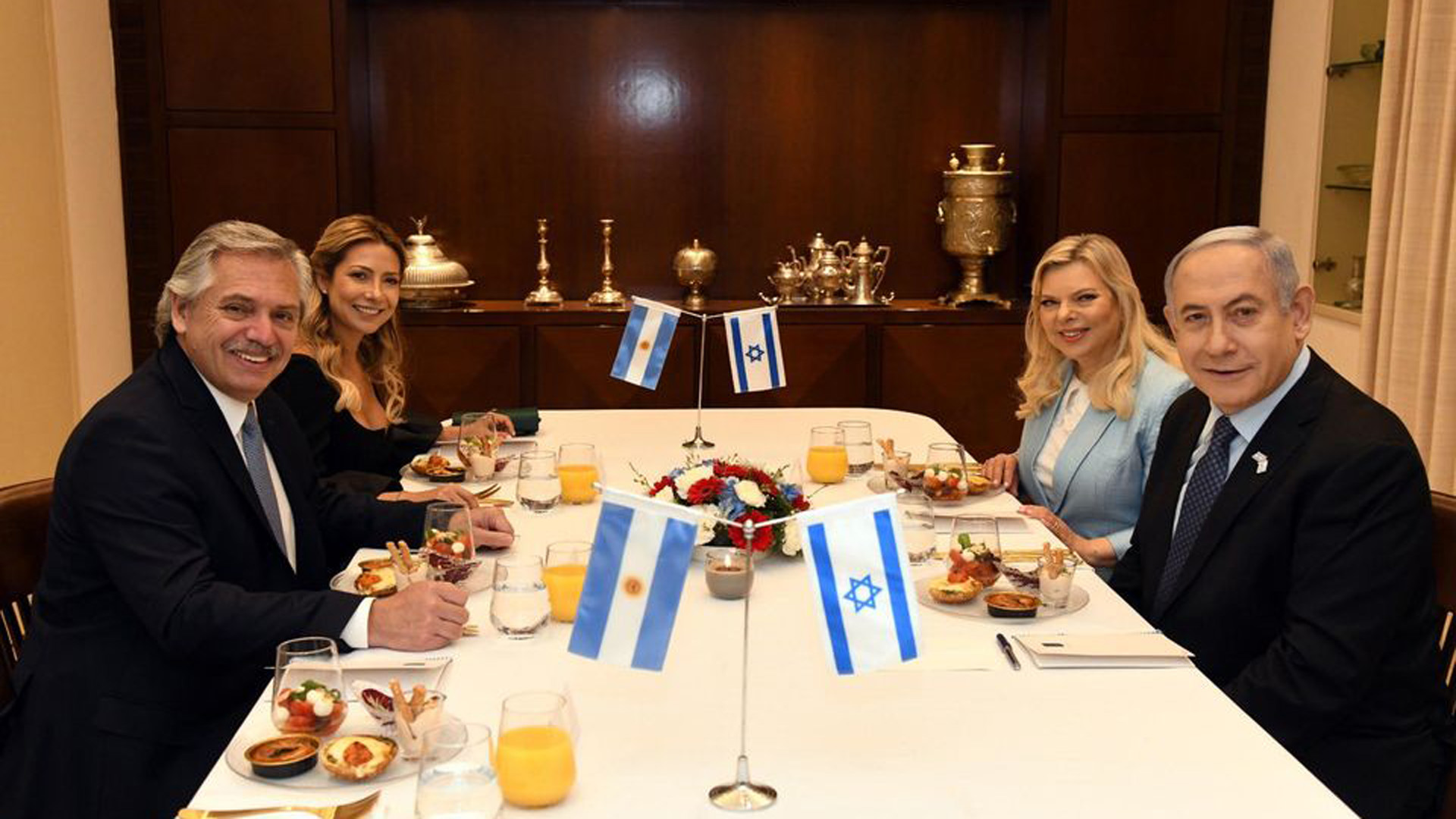 El Primer Ministro Netanyahu y su esposa Sara junto al presidente Fernández y la primera dama Fabiola Yañez en Israel.
El crédito de la imagen es de Haim Tzach (Oficina de Prensa Estado de Israel)