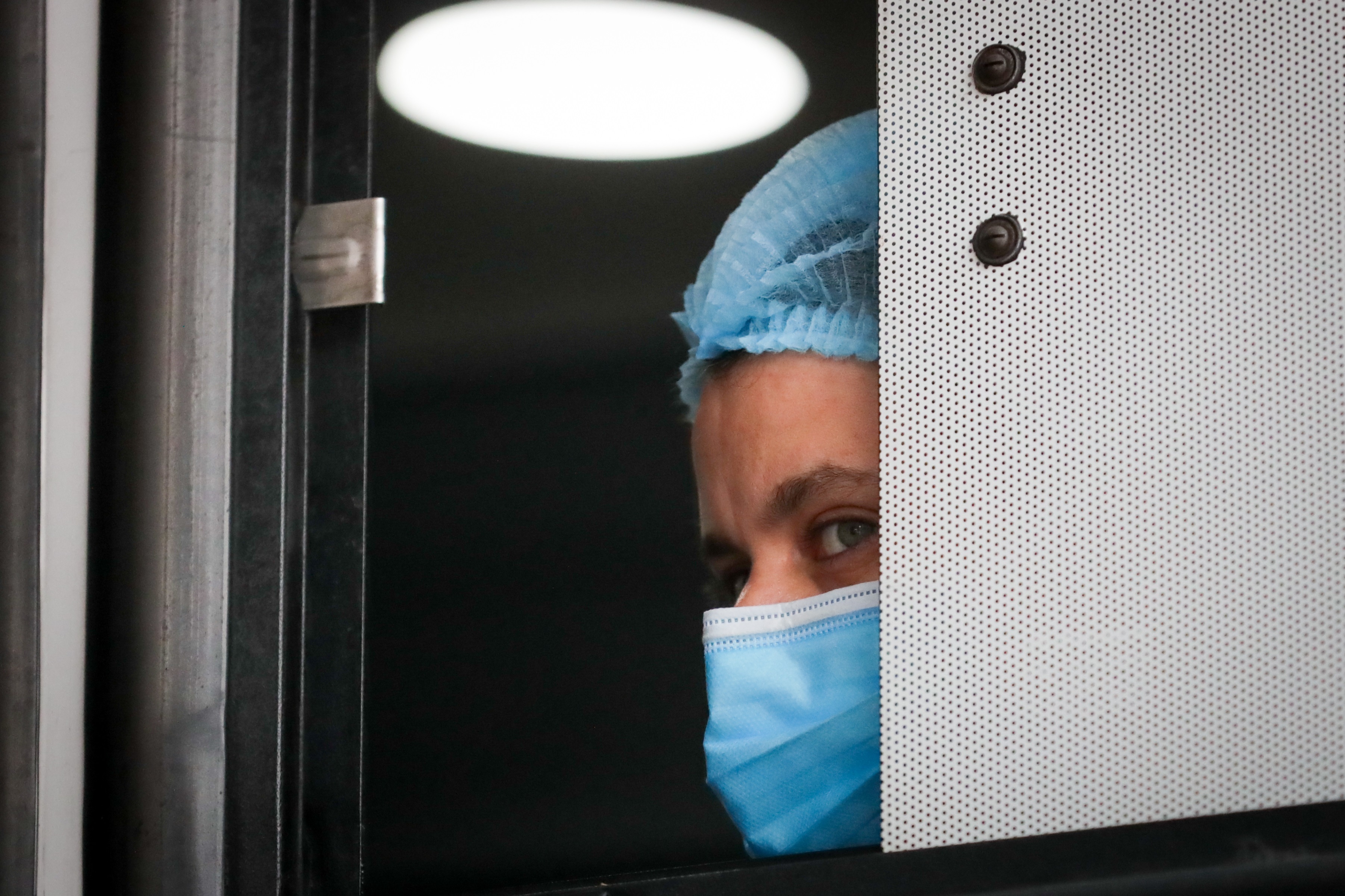 Fotografía de archivo de una enfermera mientras participa durante una jornada de vacunación contra la covid-19, en Montevideo (Uruguay). EFE/Raúl Martínez
