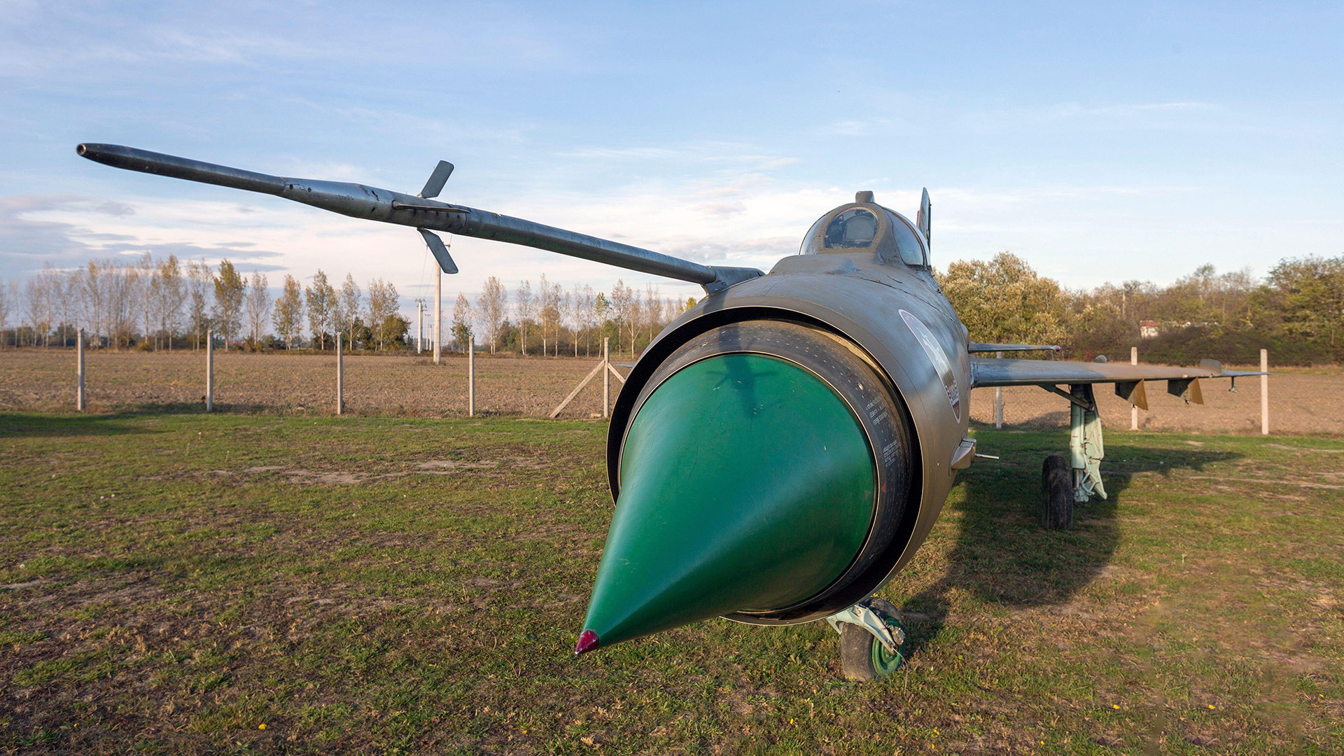 Un antiguo avión Mig-21en un campo de Hungría. (The Grosby Group)