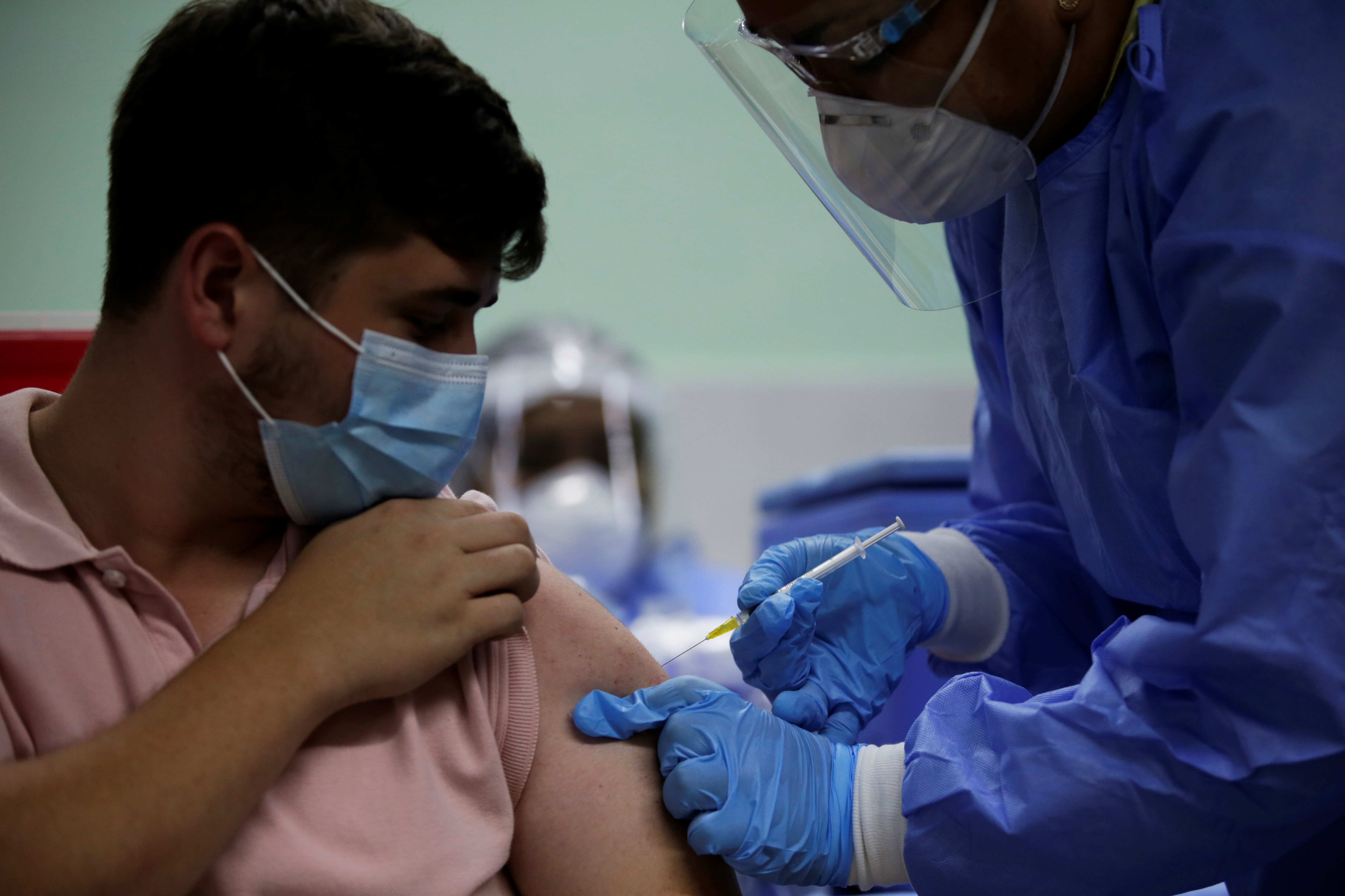 Una persona recibe una dosis de la vacuna Pfizer contra la covid-19 hoy, en el Centro Educacional Básico Ricardo Miró, en Ciudad de Panamá (Panamá). EFE/ Bienvenido Velasco
