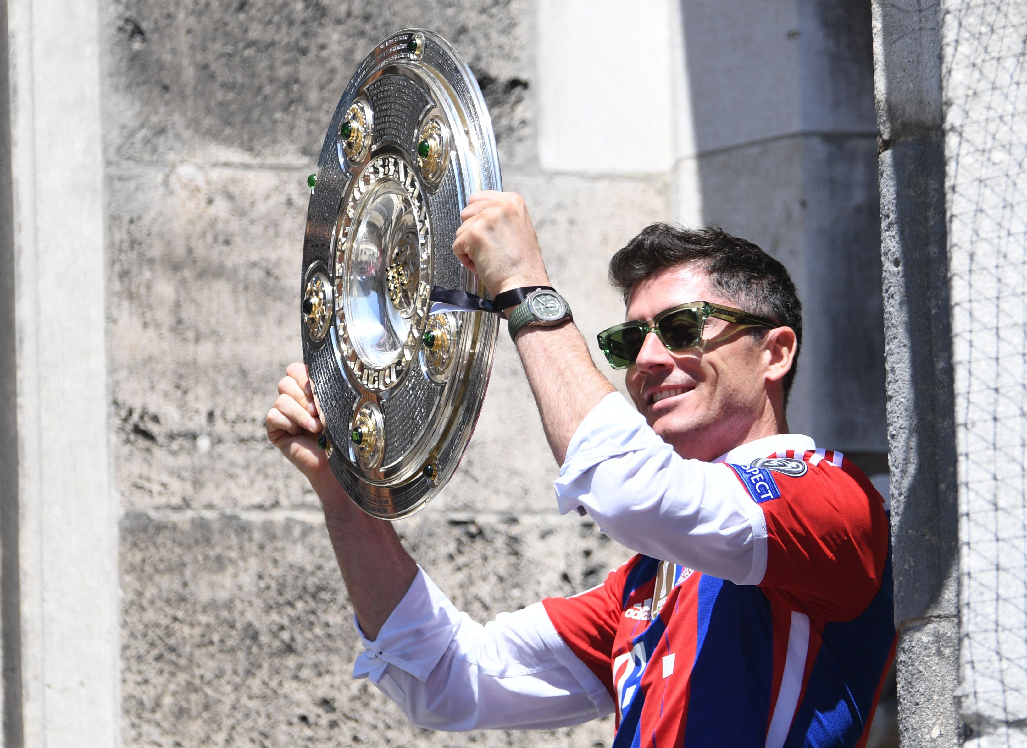Robert Lewandowski celebra la obtención de la última Bundesliga con el Bayern Múnich (REUTERS/Andreas Gebert)