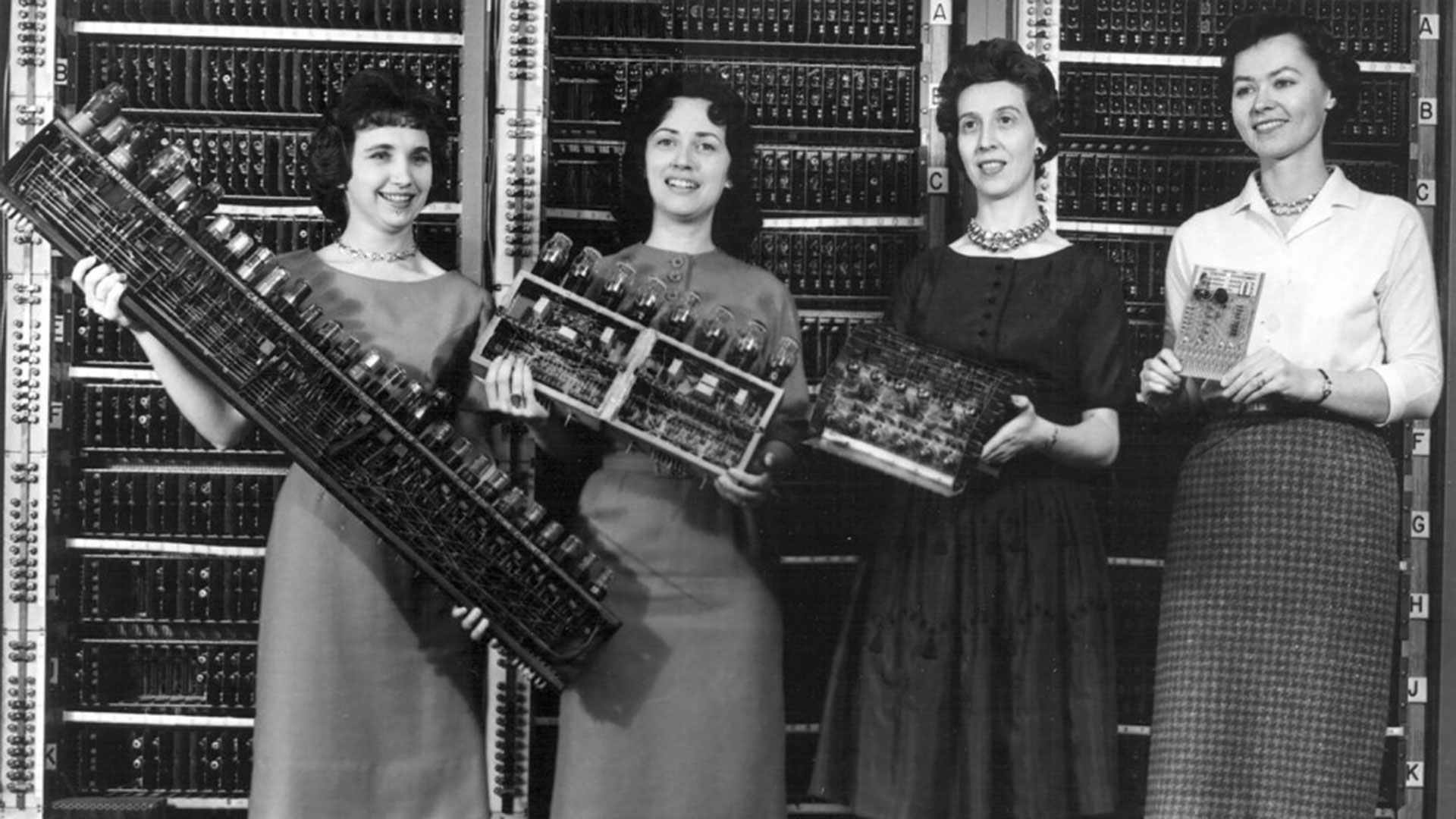 Antes de ENIAC, los cálculos de las tablas de balística eran realizados, a mano, por 80 mujeres matemáticas que trabajaban en la Universidad de Pensilvania