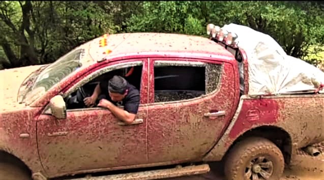 El hombre de esa camioneta es uno de los elenos que llegó a Platanillal 