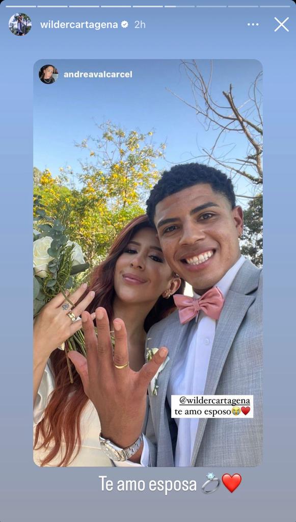 Wilder Cartagena mostrando el anillo junto a su esposa. (Instagram)