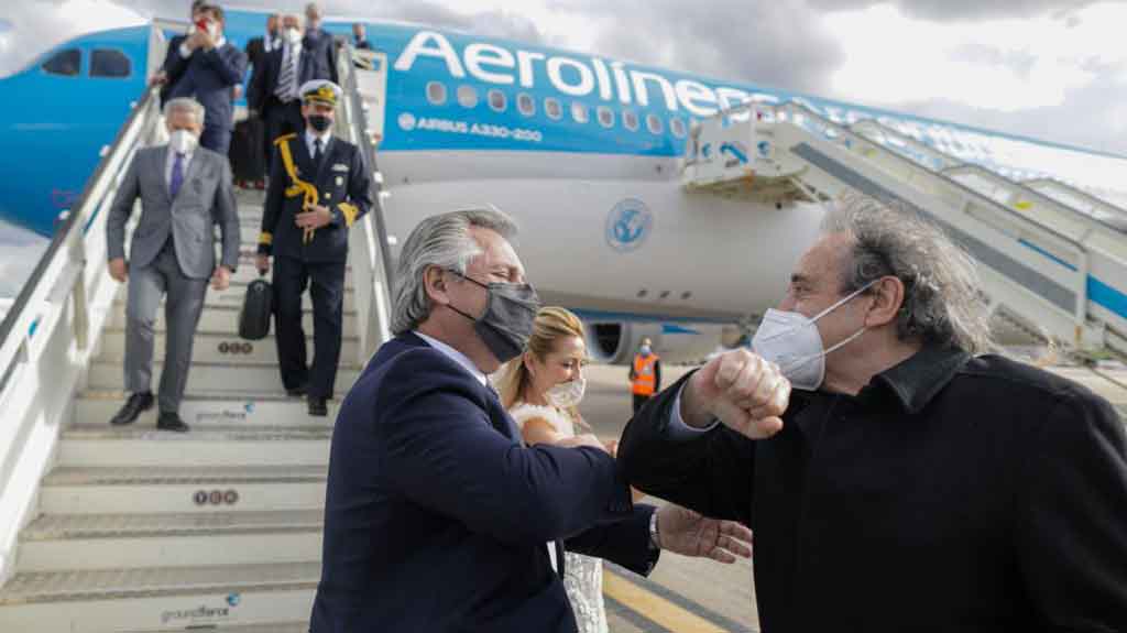 Alberto Fernández es saludado por el embajador Ricardo Alfonsín a su llegada a España