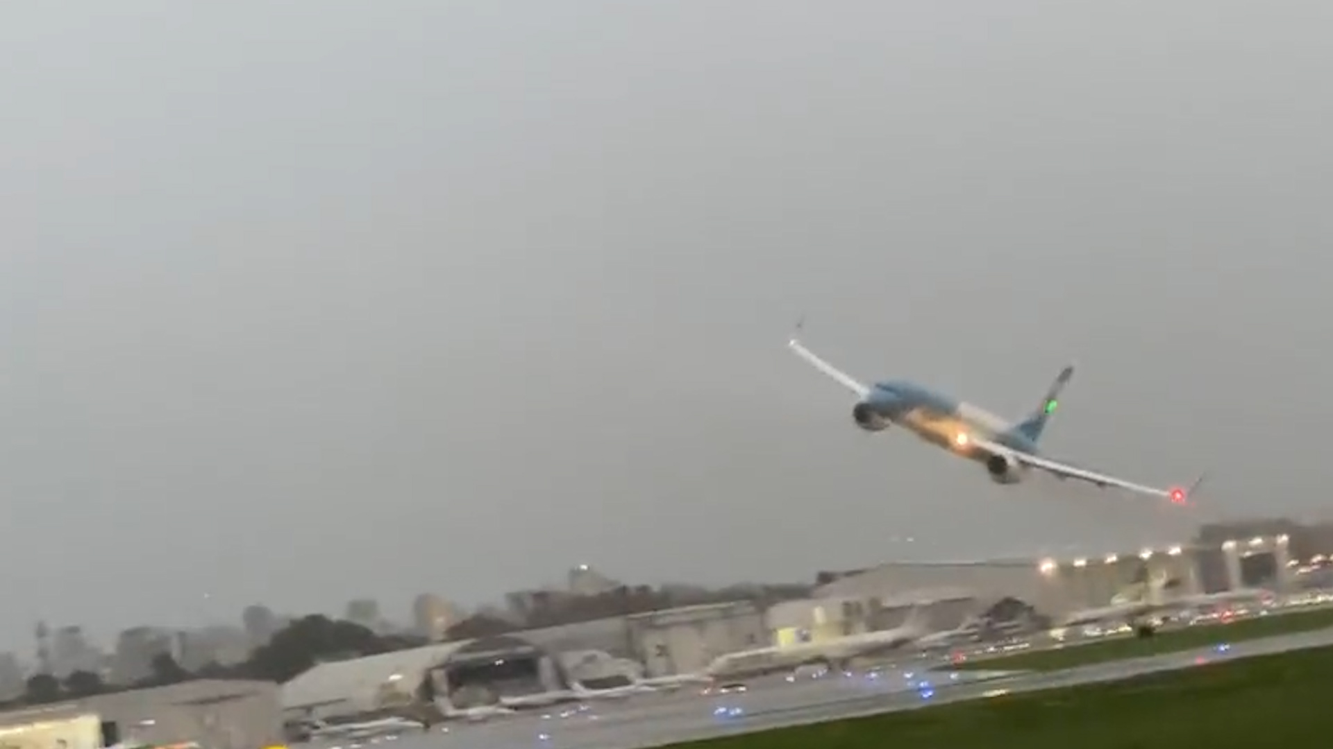 El flamante avión presidencial que reemplaza al Tango 01 llegó a la Ciudad de Buenos Aires con una polémica maniobra de aterrizaje. 