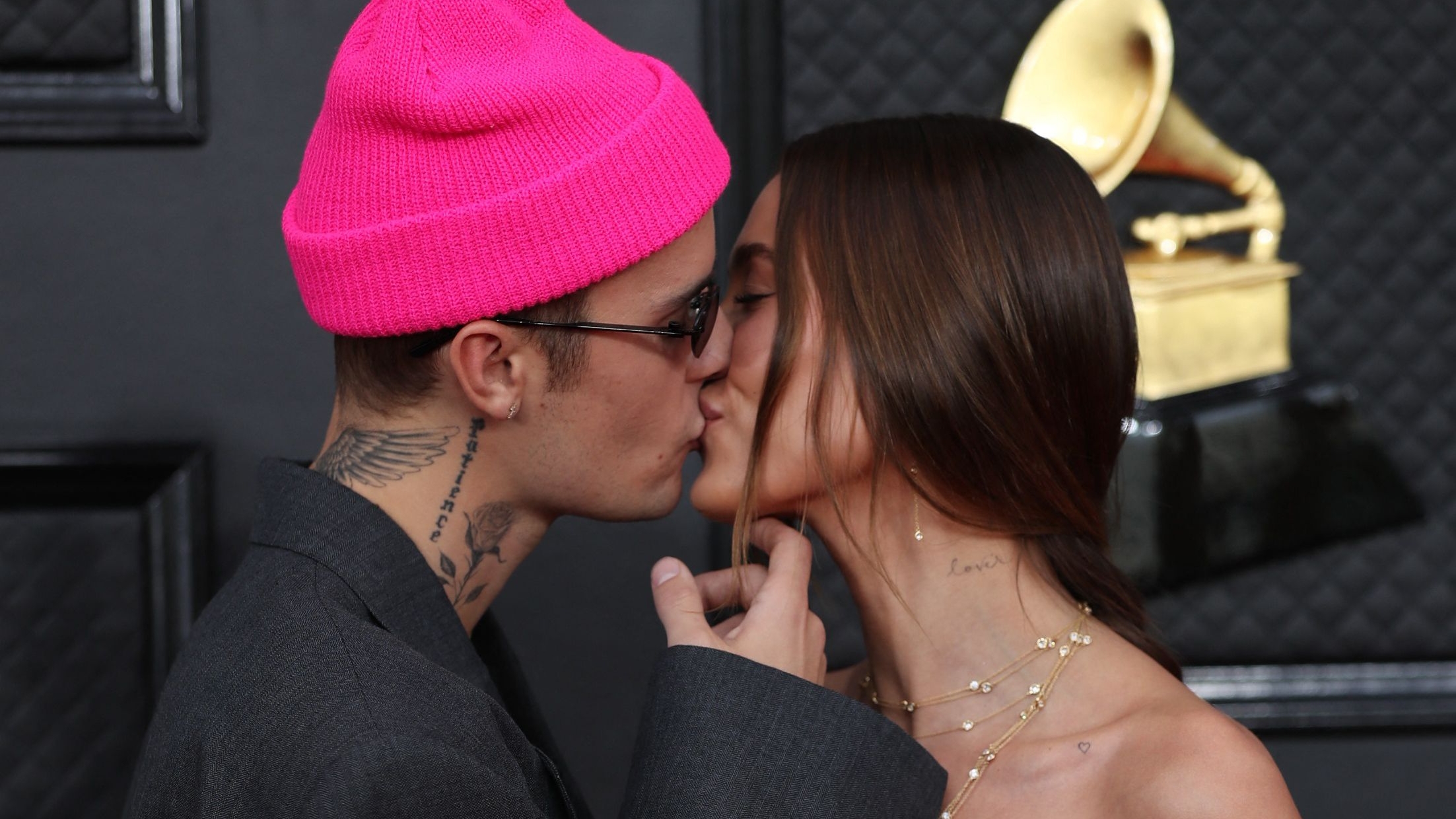 Justin Bieber y Hailey Bieber en los Grammy (Reuters)
