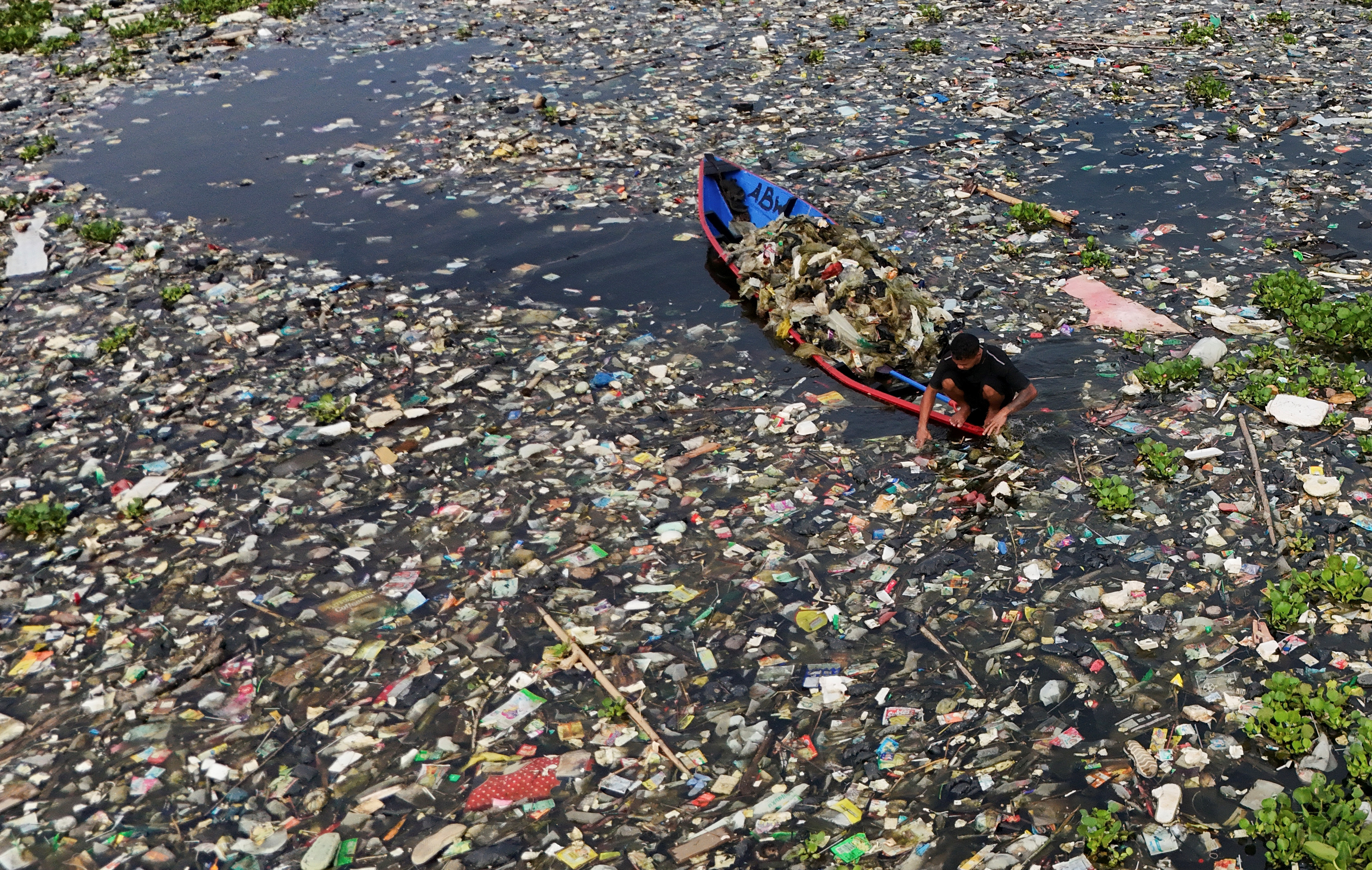 Un estudio global advirtió sobre la contaminación plástica en ríos y sus consecuencias ambientales
