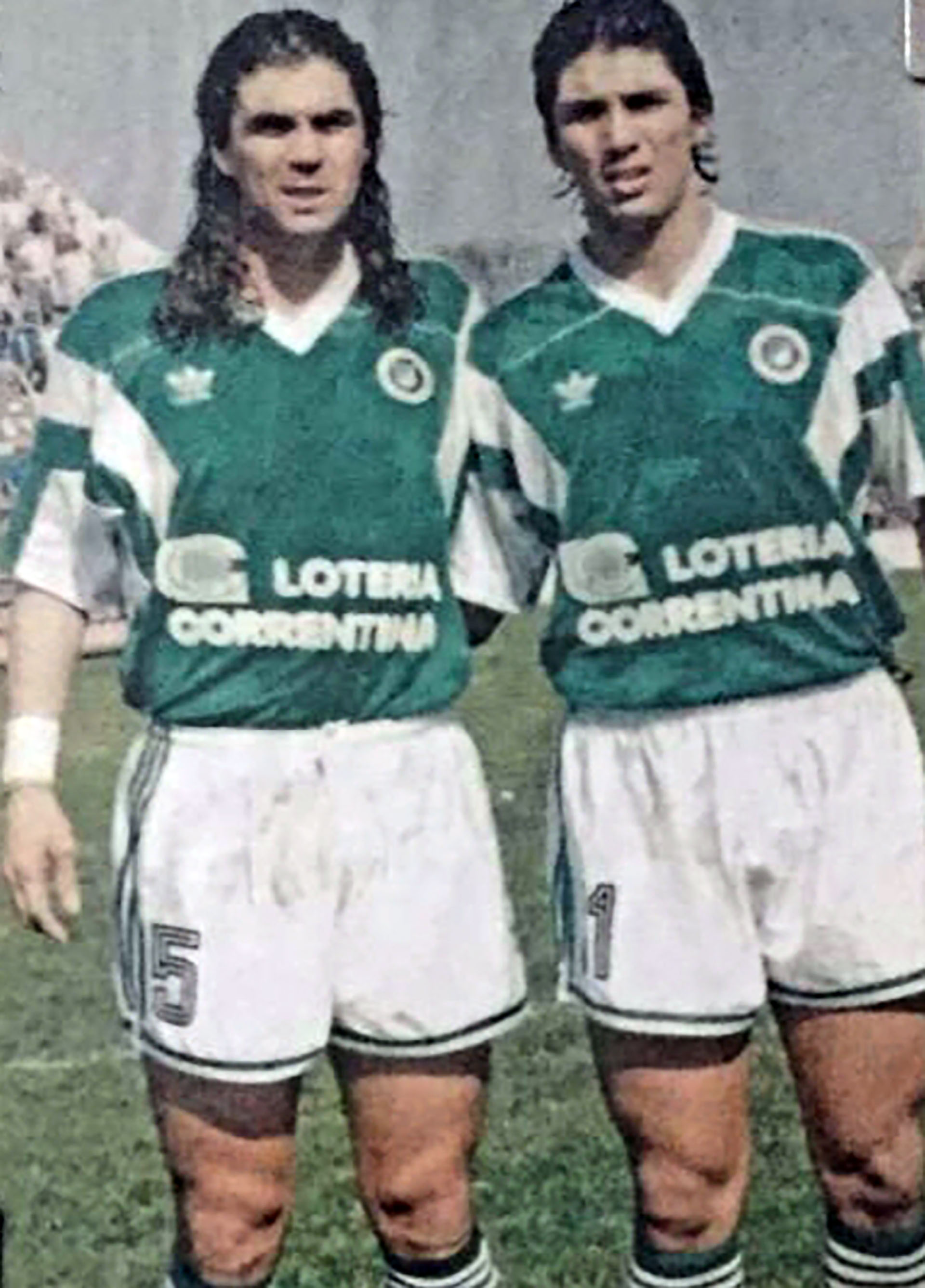 Junto a su hermano Ángel cuando compartieron equipo en Mandiyú de Corrientes con Maradona como técnico
