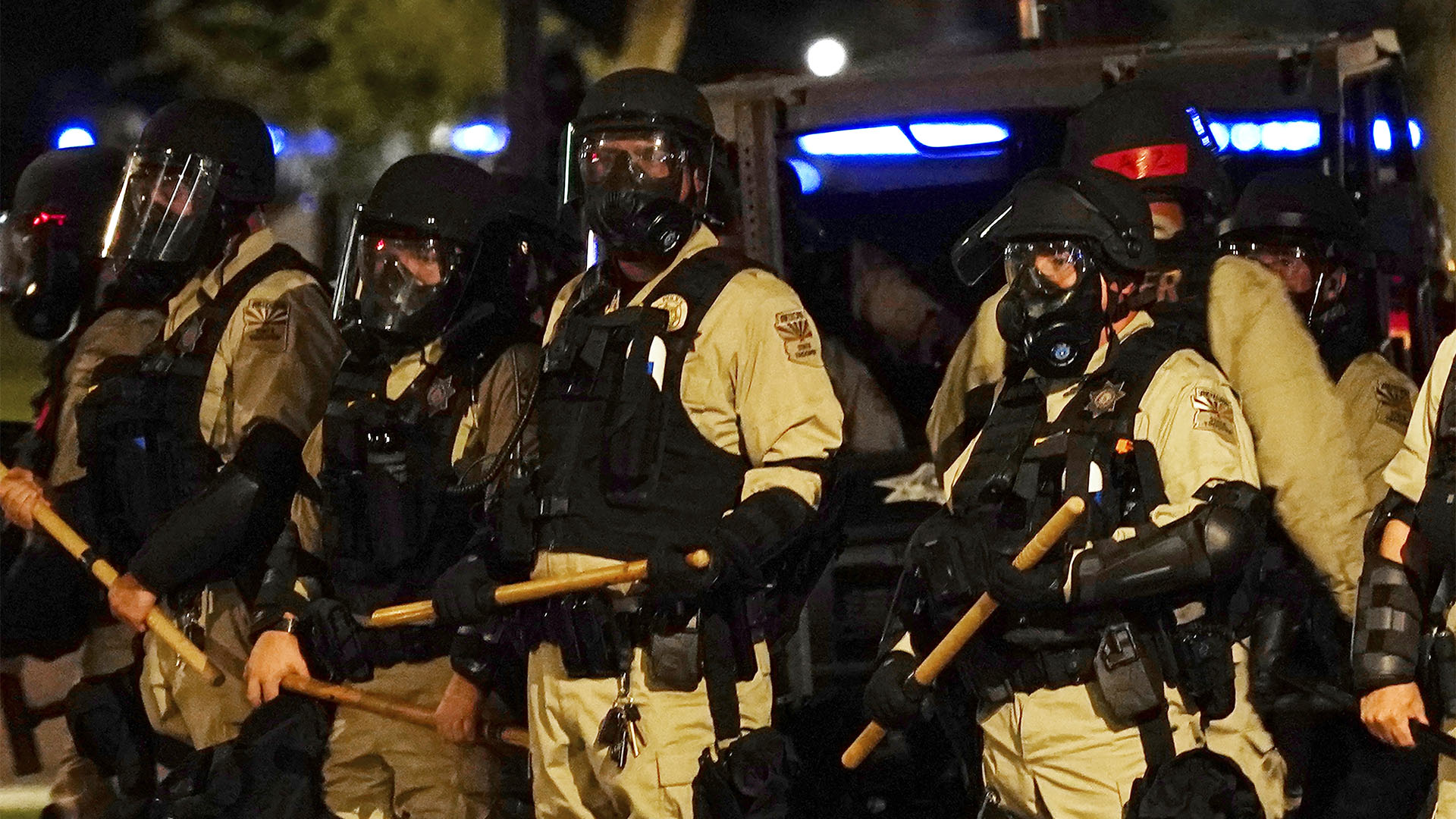 La Policía en los alrededores del Parlamento de Arizona (AP Photo/Ross D. Franklin)