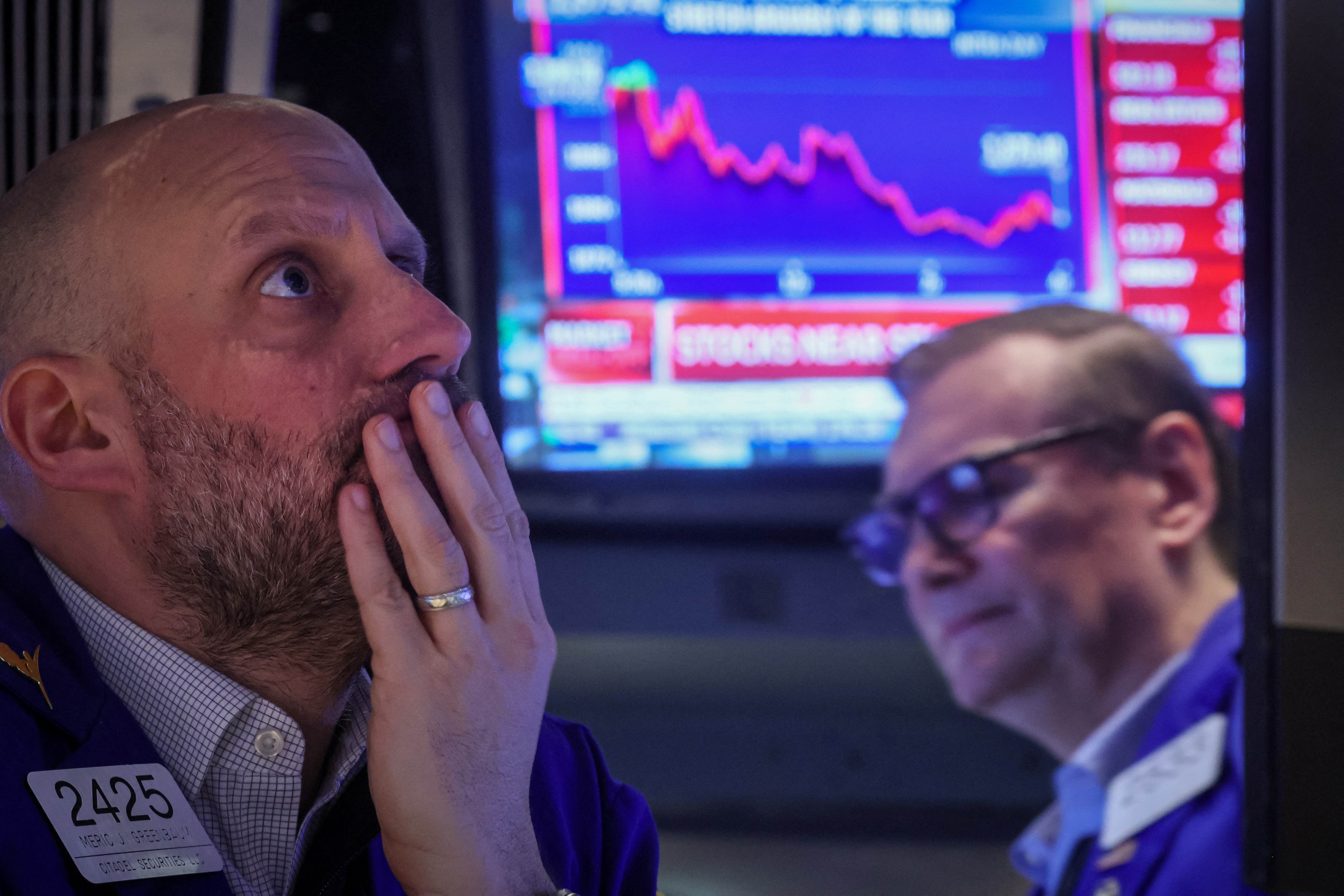 Empleados en la Bolsa de Nueva York (REUTERS/Brendan McDermid)