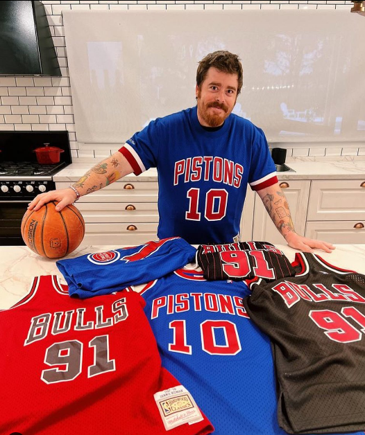 Migue con su colección de camisetas de Dennis Rodman, una leyenda de la NBA (Instagram)