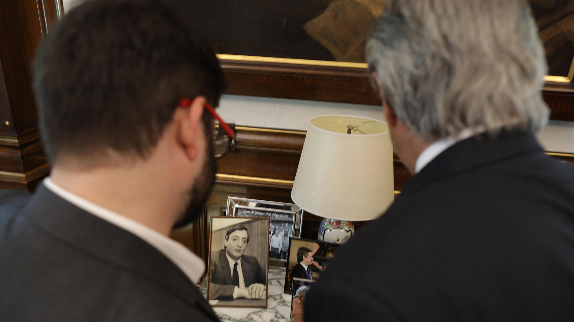 Los presidentes observan un retrato de Néstor Kirchner 