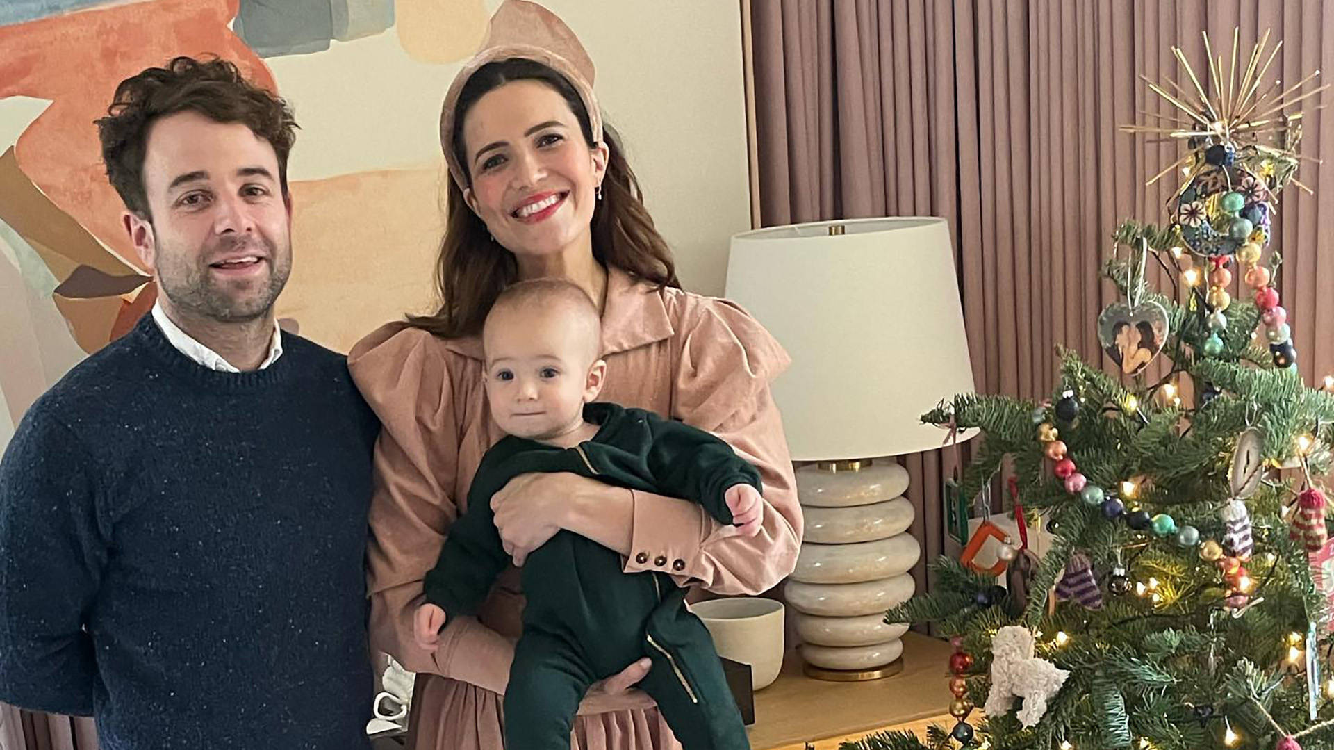 Mandy Moore con su marido y su hijo August "Gus" Harrison Goldsmith, nacido el 23 de febrero de 2021 
