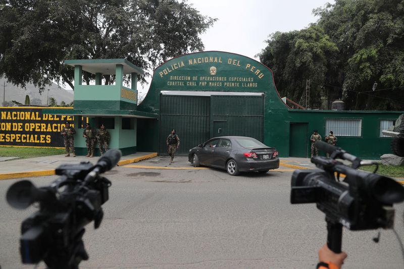 Una vista general fuera de la penitenciaría de la policía de Barbadillo, donde el ahora expresidente Pedro Castillo ha sido detenido después de ser destituido de su cargo en un juicio político, en Lima, Perú, el 8 de diciembre de 2022. REUTERS/Sebastian Castañeda