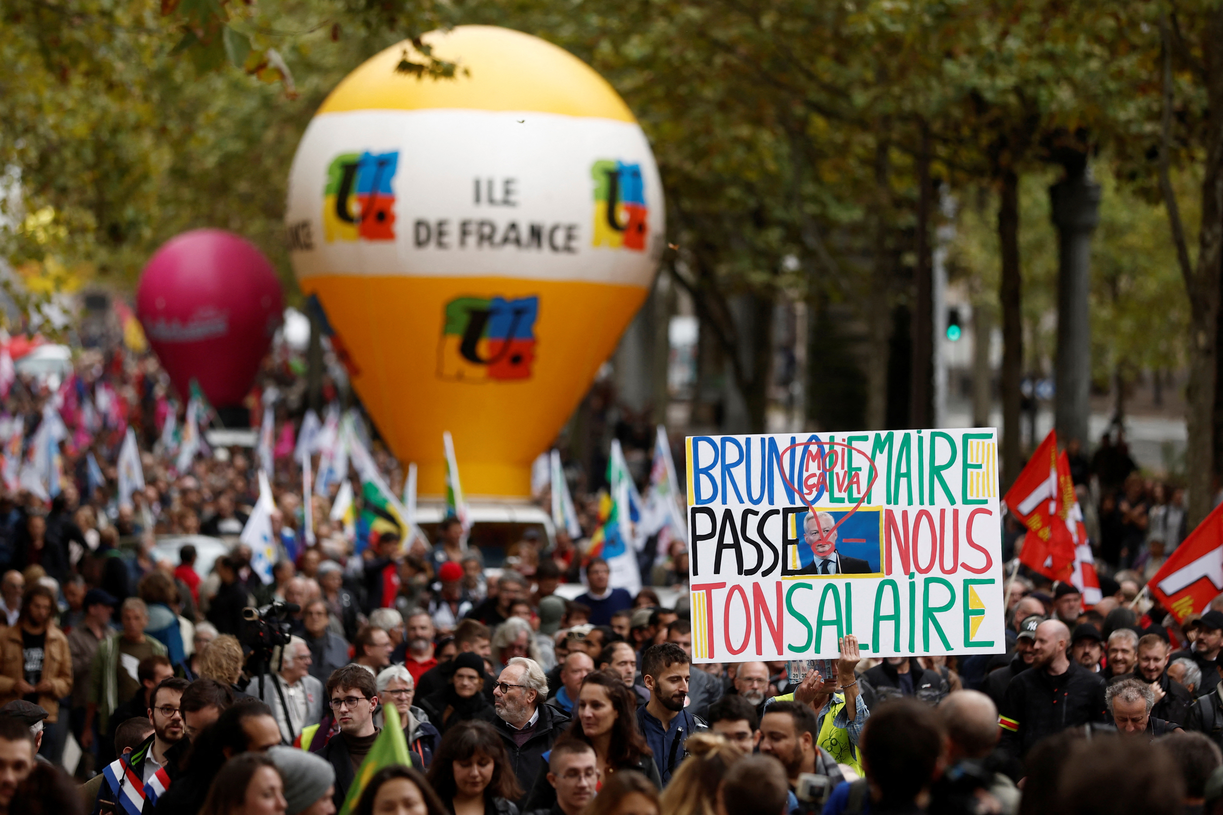Los manifestantes asisten a la huelga en París El slogan dice "Bruno Le Maire (Ministro de Economía), danos tu salario". (REUTERS/Benoit Tessier)