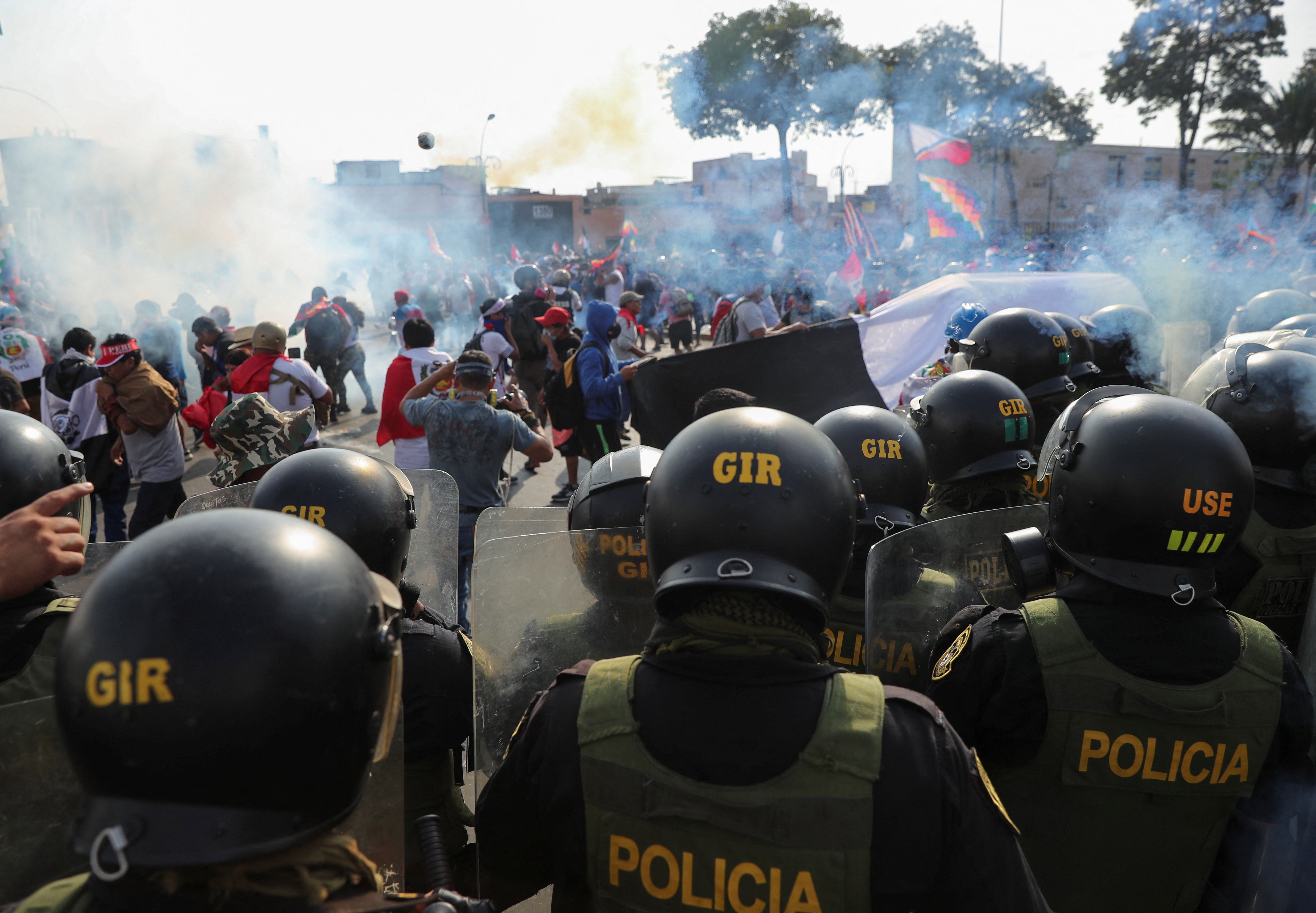 Agentes de la policía antidisturbios utilizan gases lacrimógenos durante la marcha 'Toma Lima'. REUTERS/Sebastian Castaneda