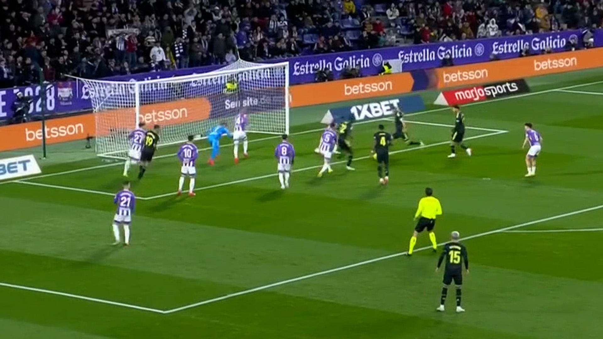 Benzema falló un gol increíble, pero anotó un doblete en la victoria del Real Madrid ante Real Valladolid