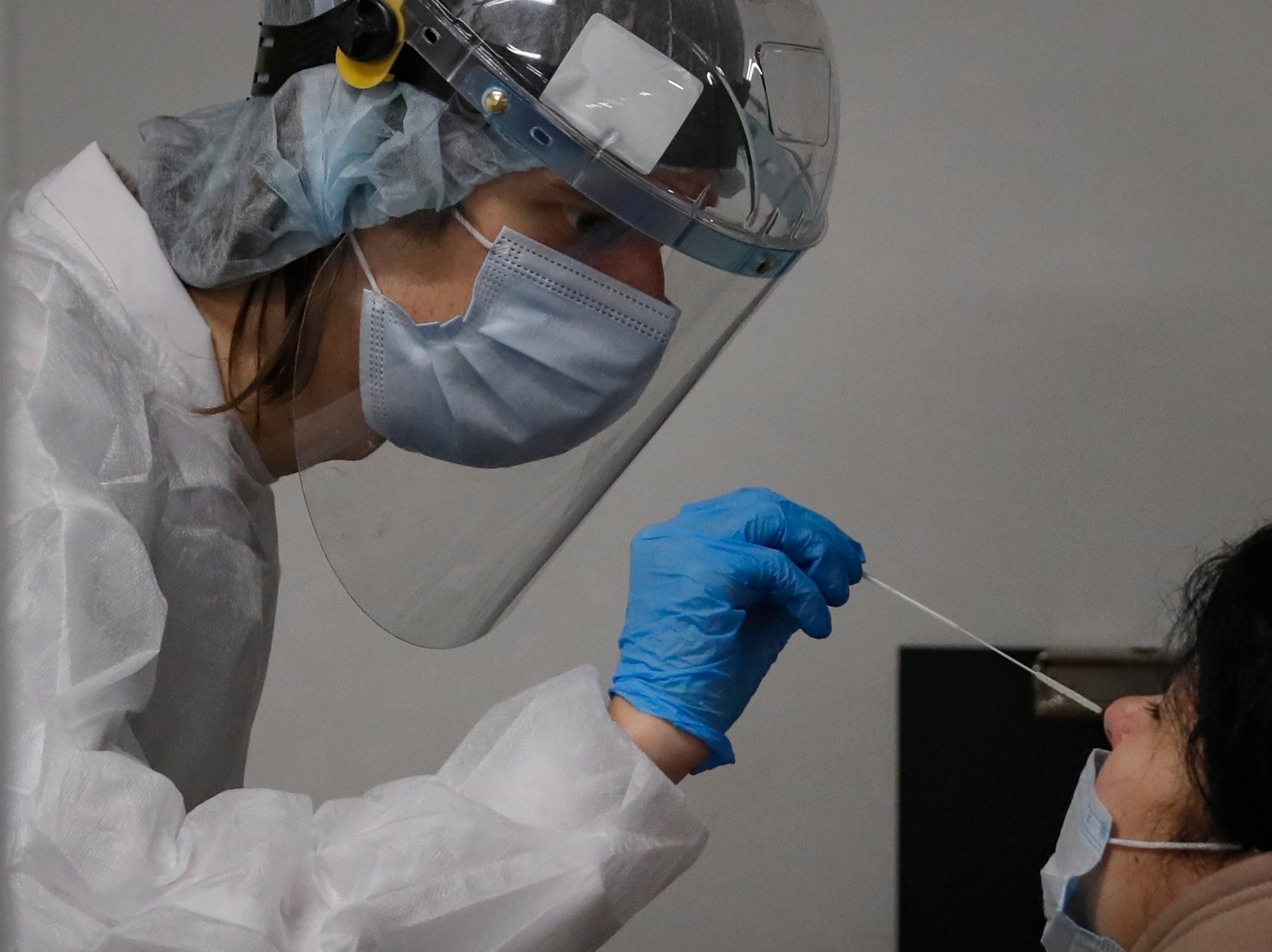 Una enfermera hace una PCR en busca de la nueva variante (EFE/EPA/YURI KOCHETKOV)
