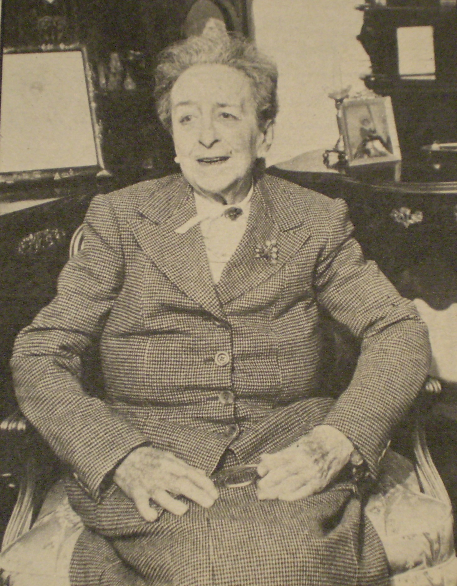 Ya viuda, iba todos los 23 de cada mes a cambiarle las flores a la bóveda de su marido.