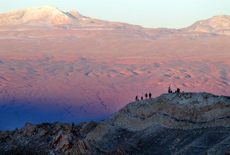 FOTO DE ARCHIVO. Turistas en el Desierto de Atacama, Chile. Abril, 2005. REUTERS/Ivan Alvarado