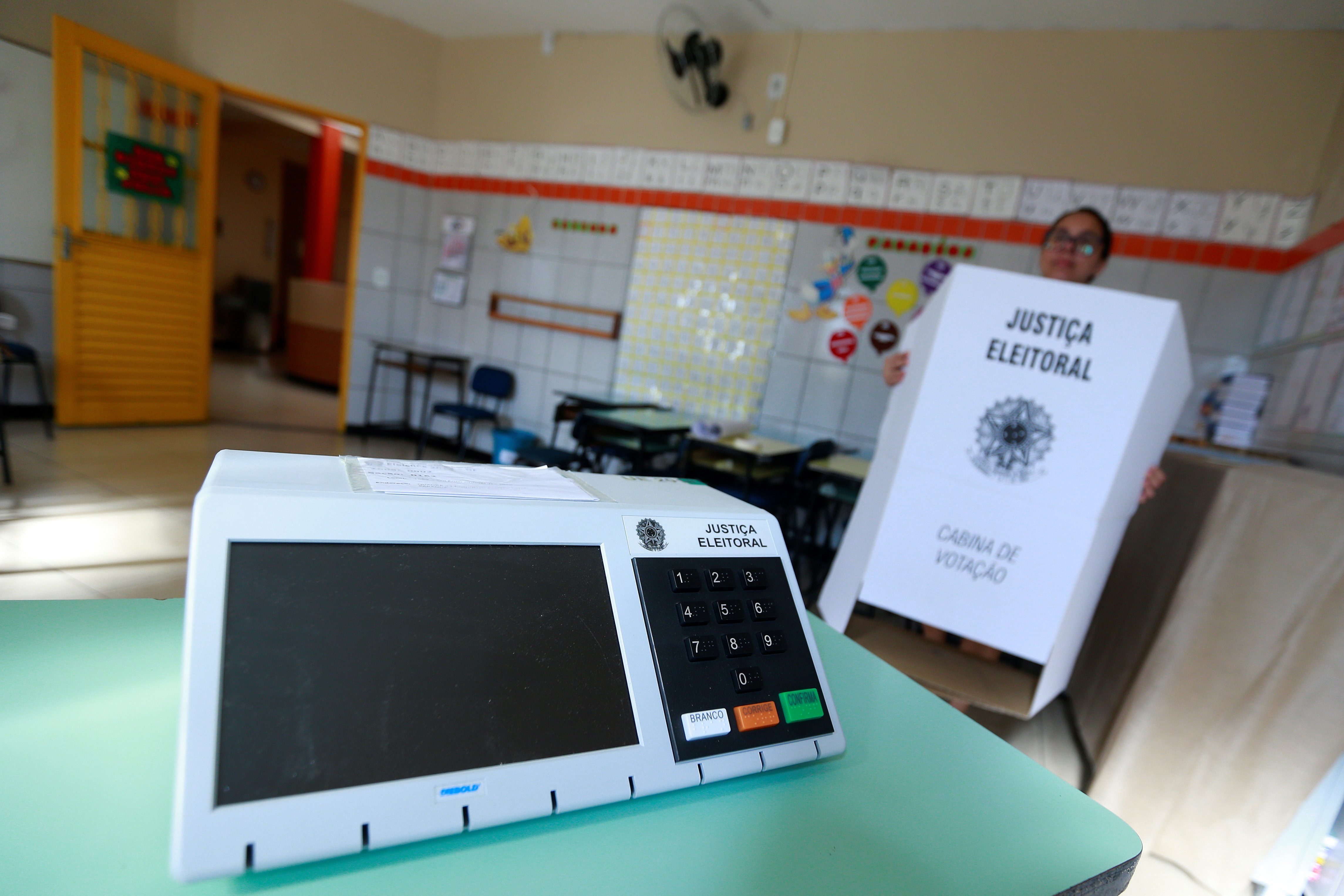 Una urna electrónica durante una jornada electoral en una escuela en Brasilia (Brasil). EFE/Joédson Alves/Archivo
