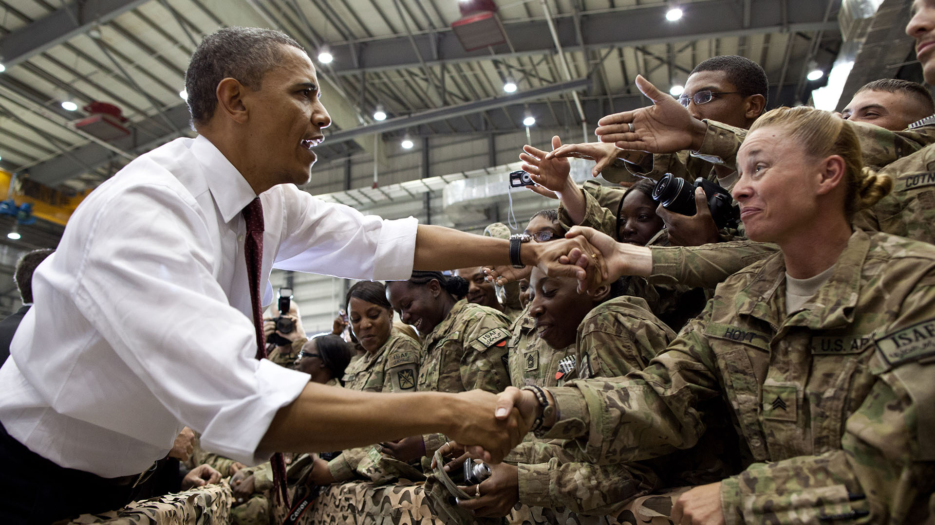 El presidente Barack Obama saluda a las tropas estadounidenses tras sus comentarios en el aeródromo de Bagram, Afganistán, el 1 de mayo de 2012. (Foto oficial de la Casa Blanca por Pete Souza)
