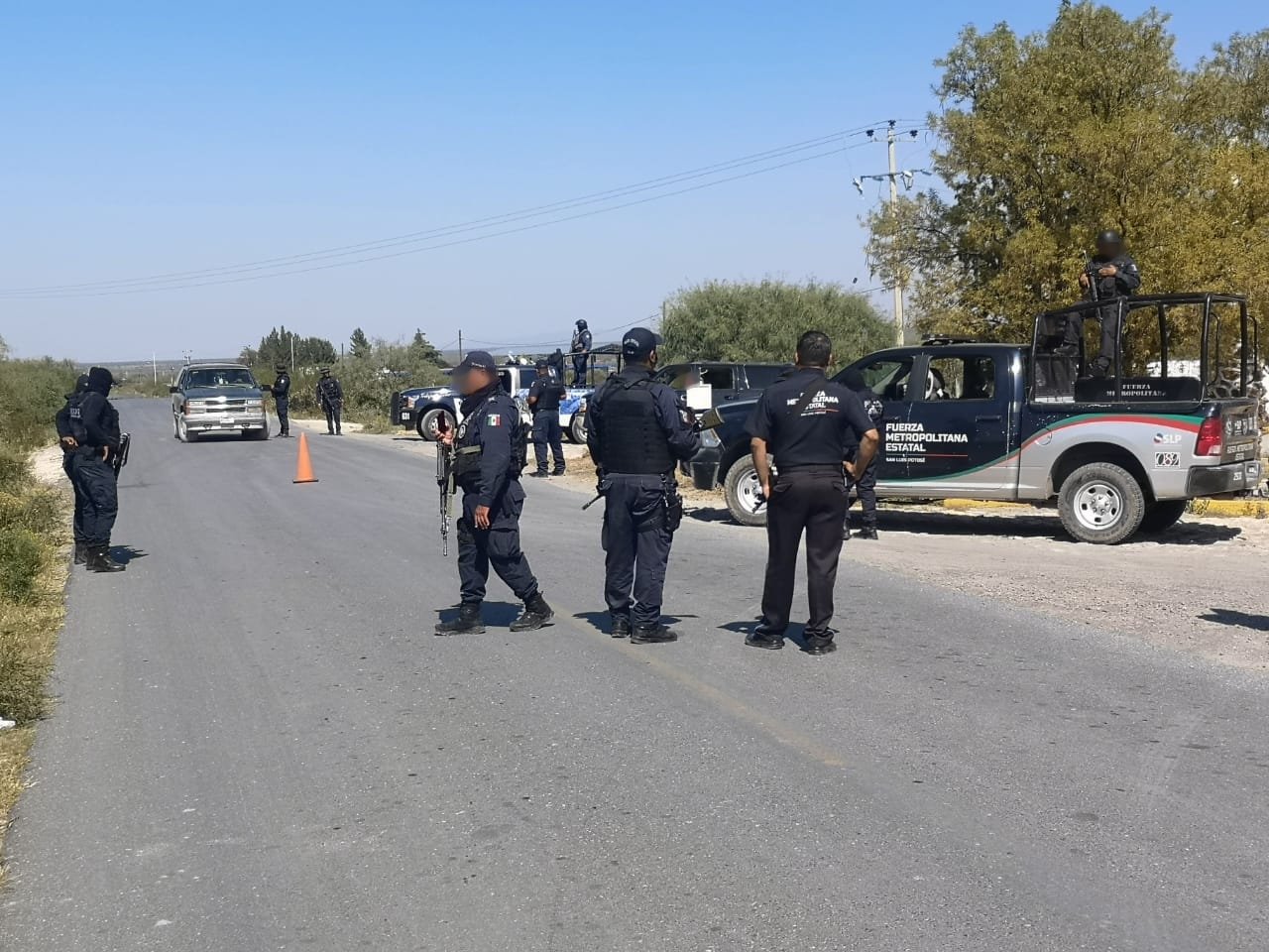 Este lunes se puso en marcha un operativo coordinado entre la Policía Estatal Preventiva (PEP) de Zacatecas y PolicíaMetropolitana de San Luis Potosí, luego del hallazgo de 21 cadáveres (Foto: Twitter/voceria_spz)