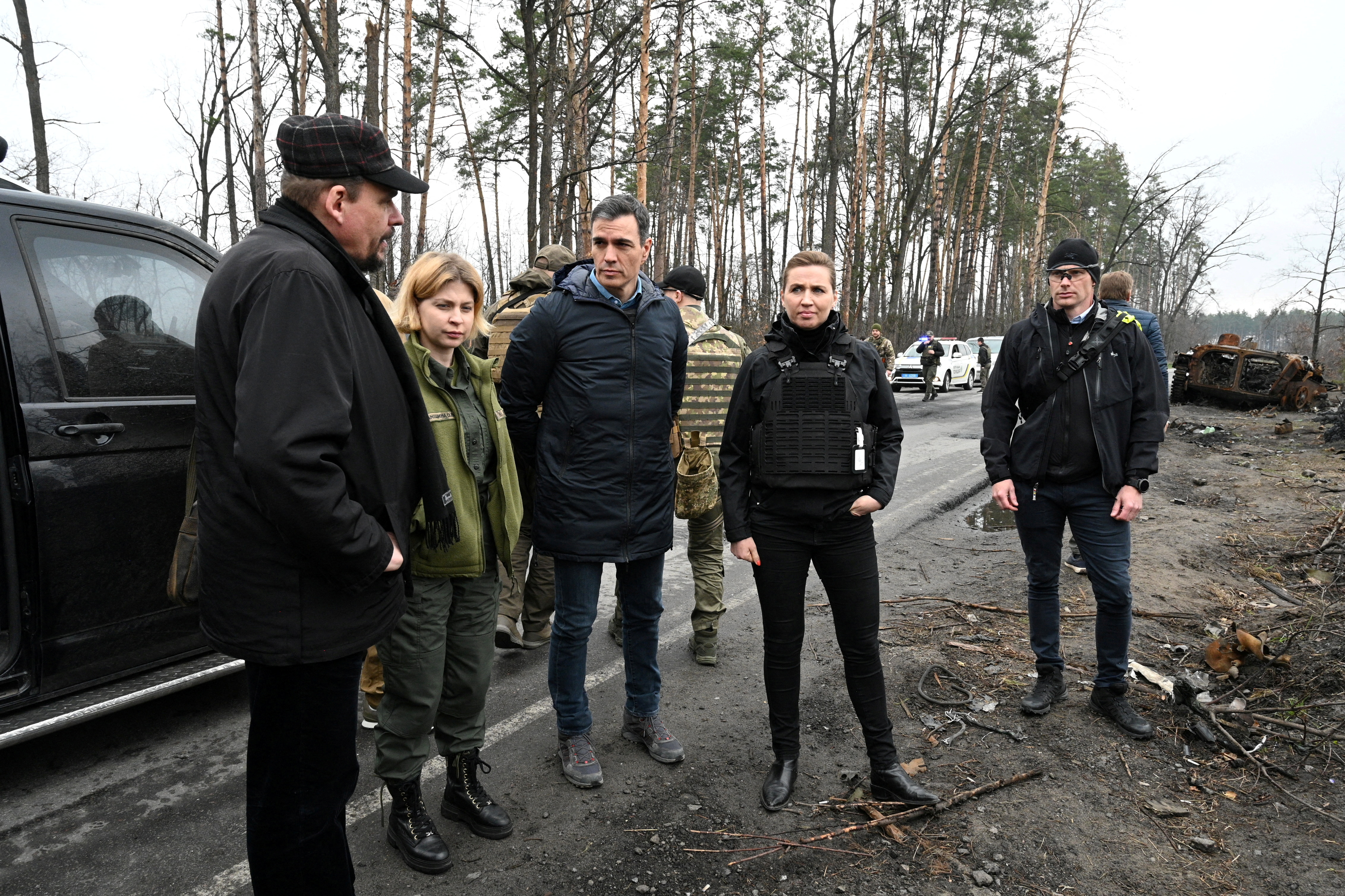 Sánchez, la viceprimera ministra ucraniana Olha Stefanishyna y la premier danesa Frederiksen, visitaron la brutalmente bombardeada Borodyanka, en la región de Kiev, Ucrania, el 21 de abril de 2022.