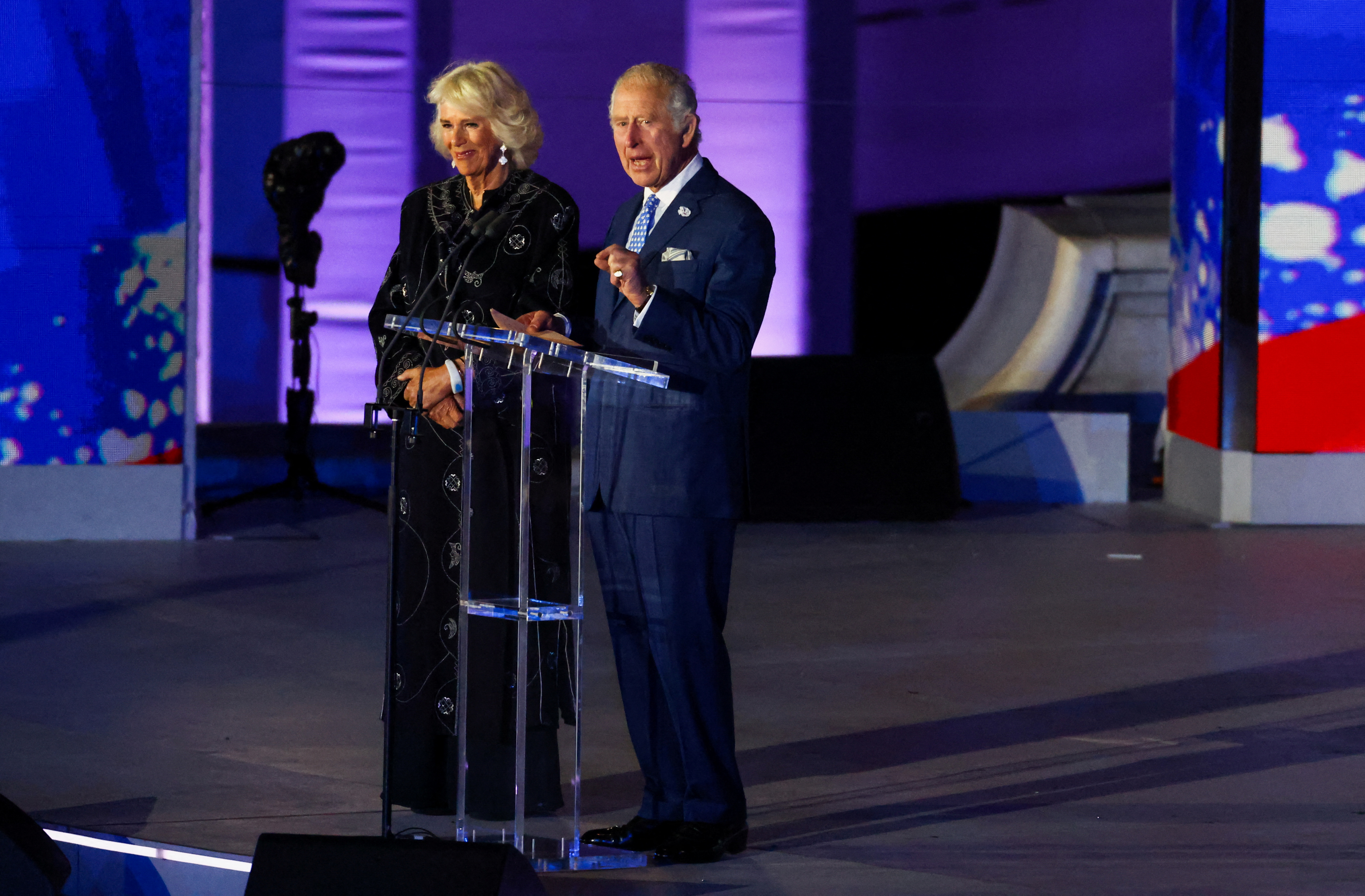 Prințul Charles, însoțit de Camilla, ducesa de Cornwall, a vorbit de pe scena BBC Platinum Party, ca parte a sărbătorilor jubileului de platină al reginei, pe 4 iunie 2022 (REUTERS/Hannah McKay)