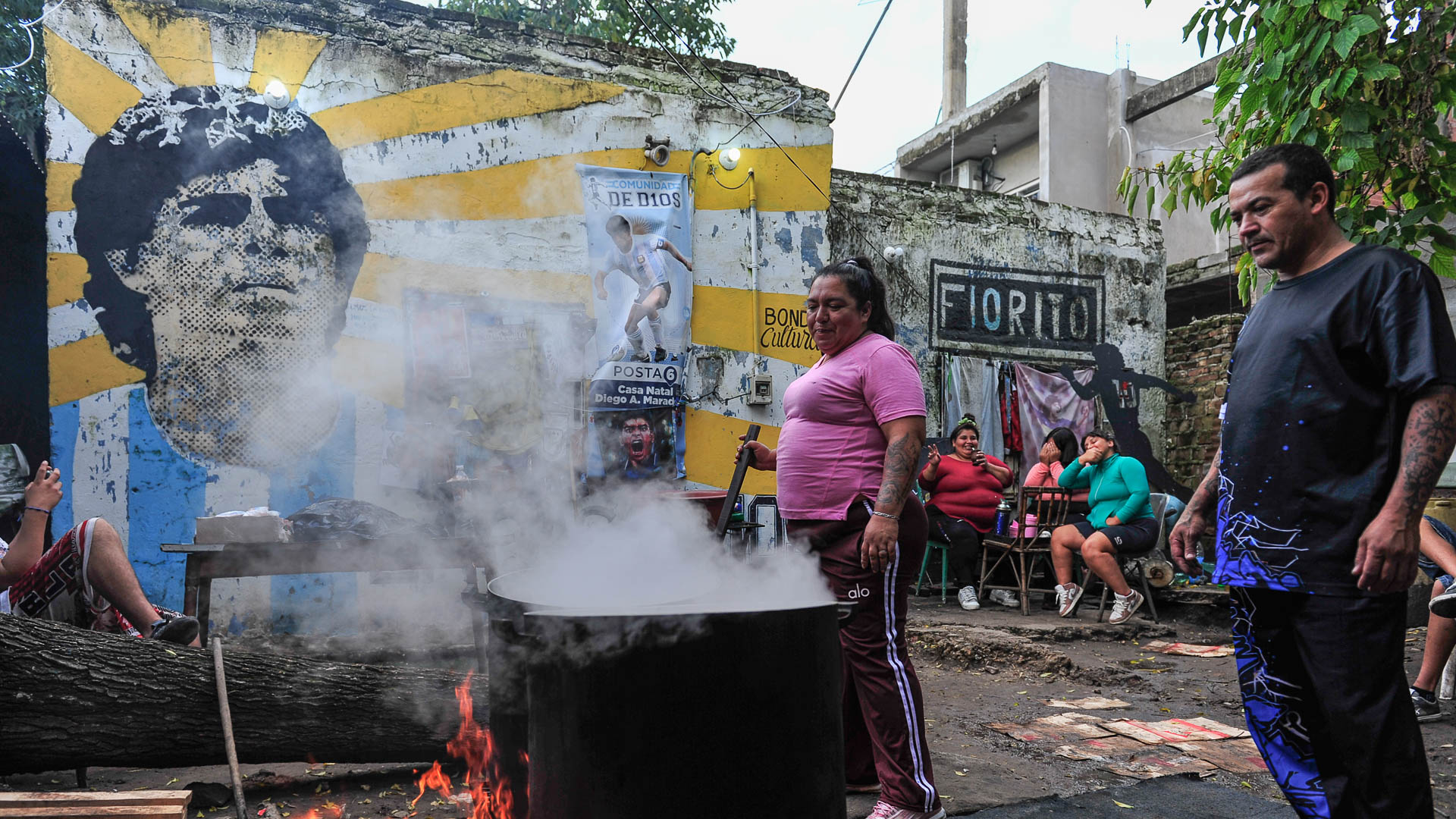 Abrieron una olla popular en la casa natal de Maradona: 