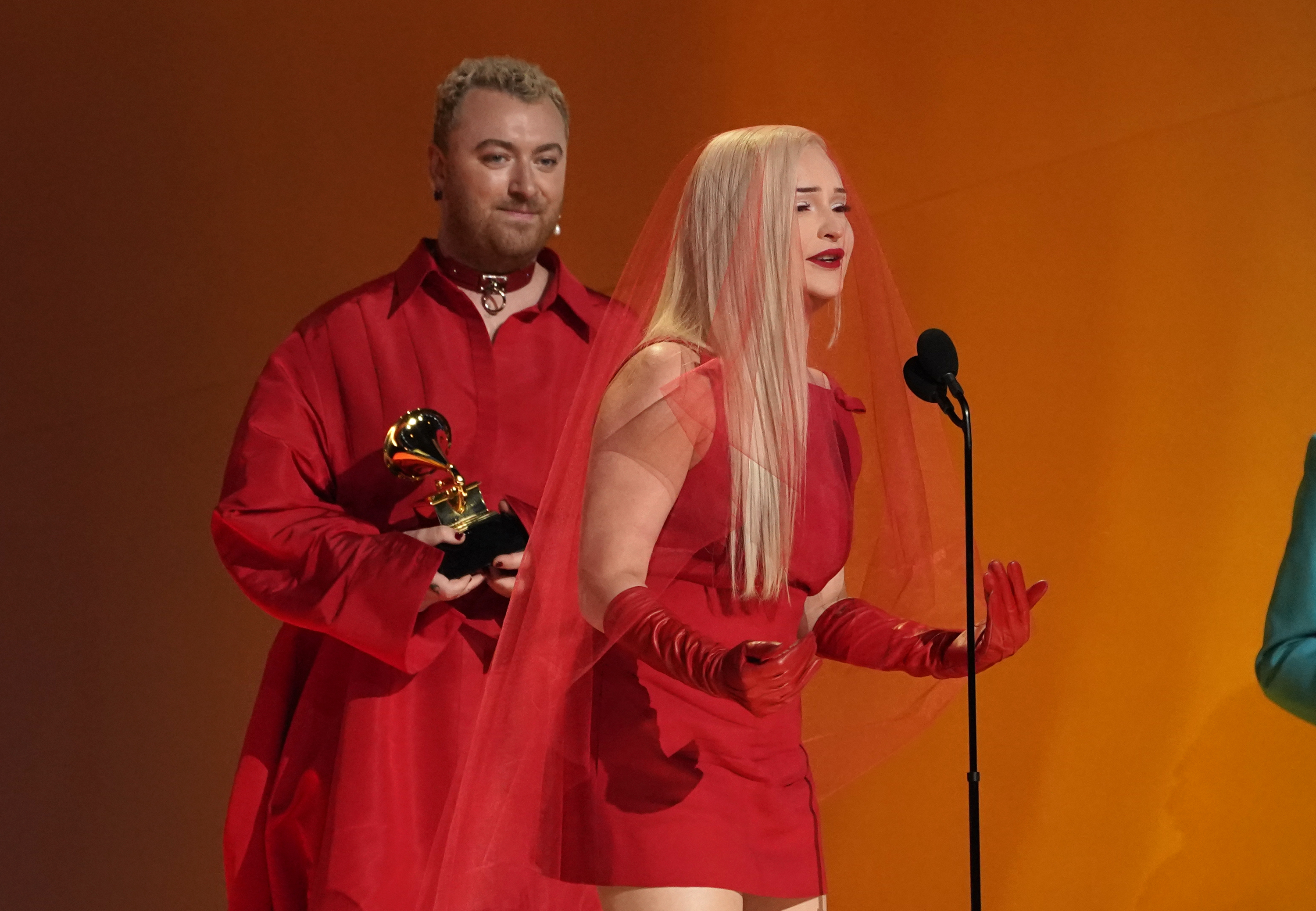Kim Petras, derecha, y Sam Smith reciben el premio a mejor interpretación pop de dúo o grupo por "Unholy" en la 65a entrega anual del Grammy el domingo 5 de febrero de 2023, en Los Angeles. (Foto AP/Chris Pizzello)
