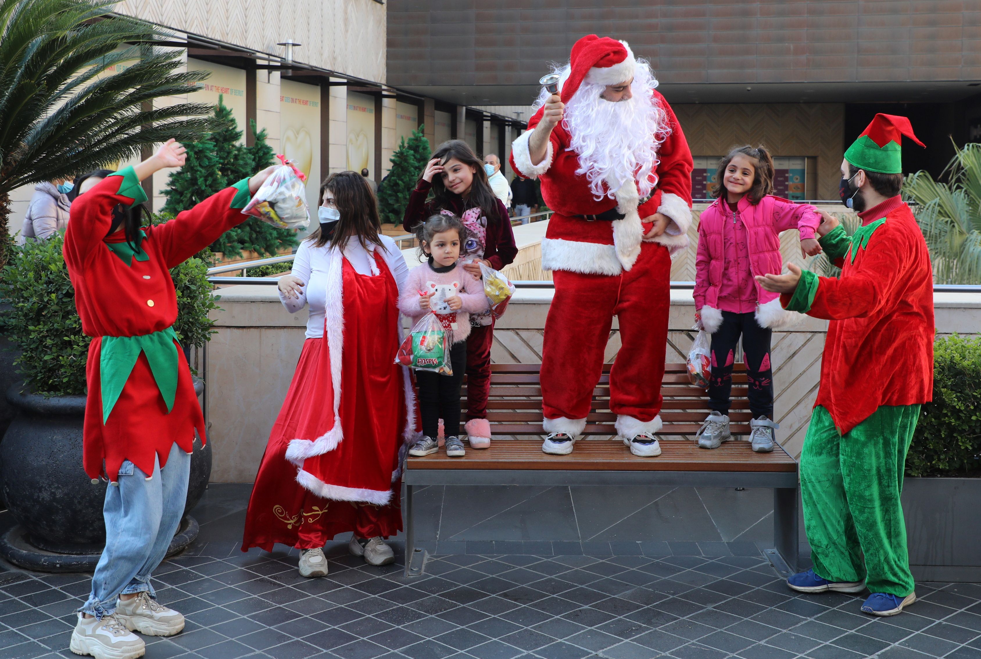 Un hombre vestido de Papá Noel entretiene a los niños en Beirut, Líbano (REUTERS/Mohamed Azakir)