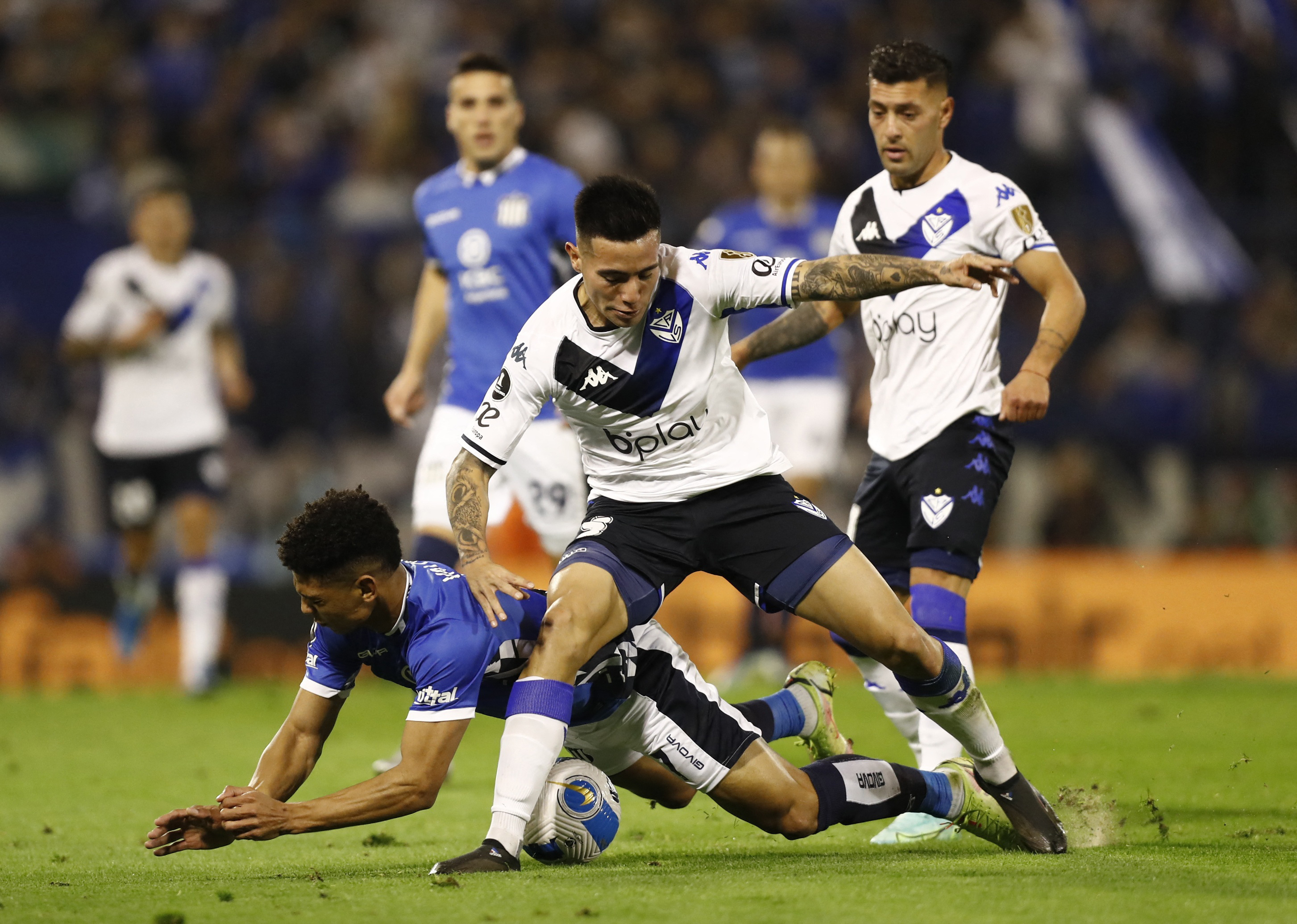Fue un partido intenso en Liniers en el que Vélez convirtió en los momentos justos (REUTERS/Agustín Marcarian)