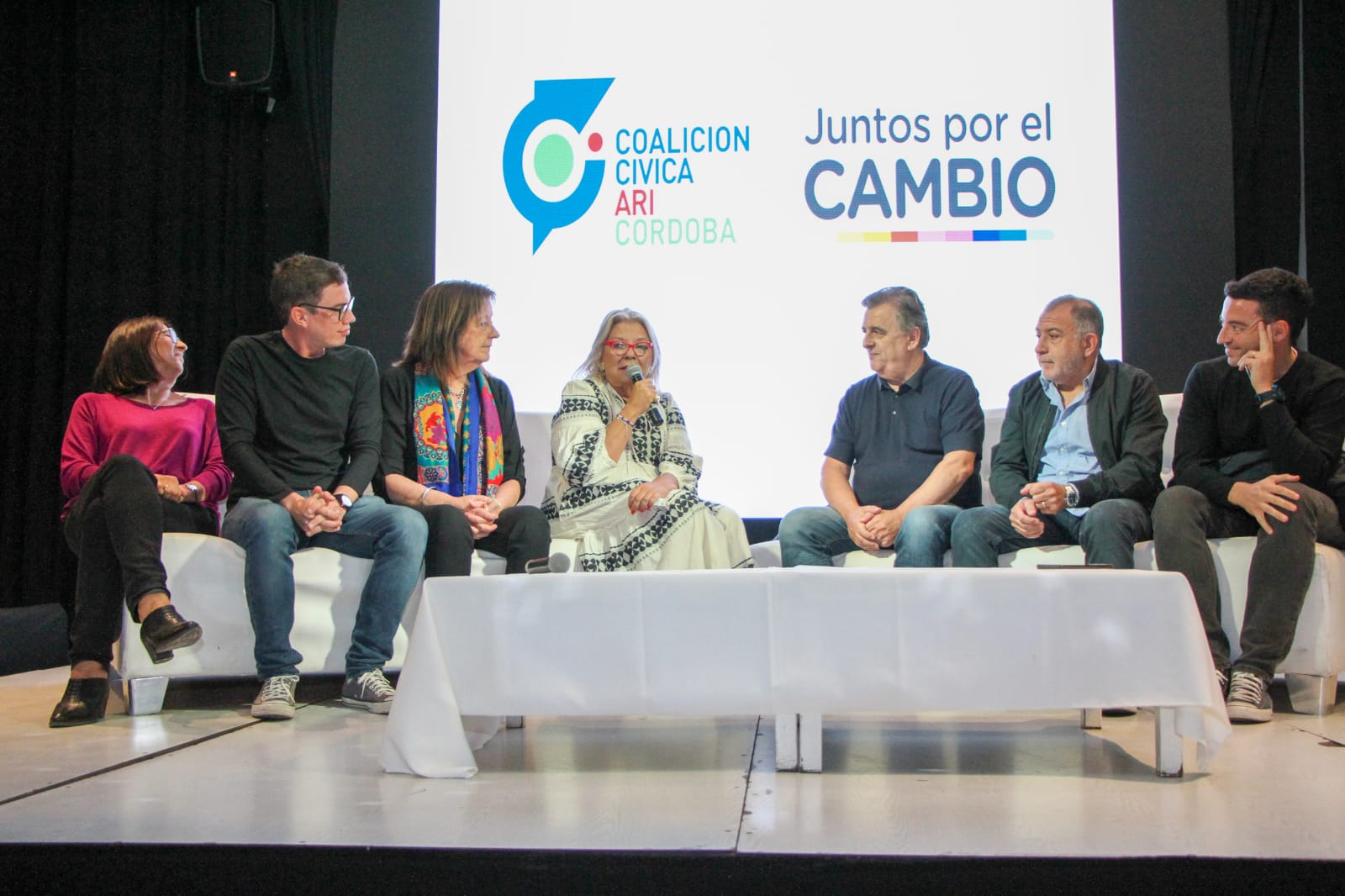 "Cuando pase la Pascua, regresaré para hacer campaña por nuestros candidatos", prometió Elisa Carrió
