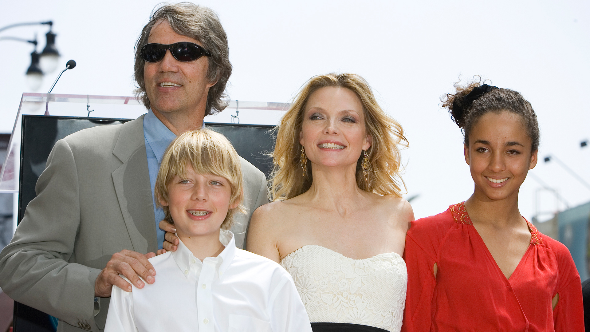 Michelle Pfeiffer, su esposo David Kelley y sus hijos John y Claudia  (Photo by Ted Soqui/Corbis via Getty Images)