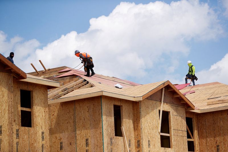 Carpinteros trabajan en la construcción de casas nuevas en Tampa, Florida, EEUU