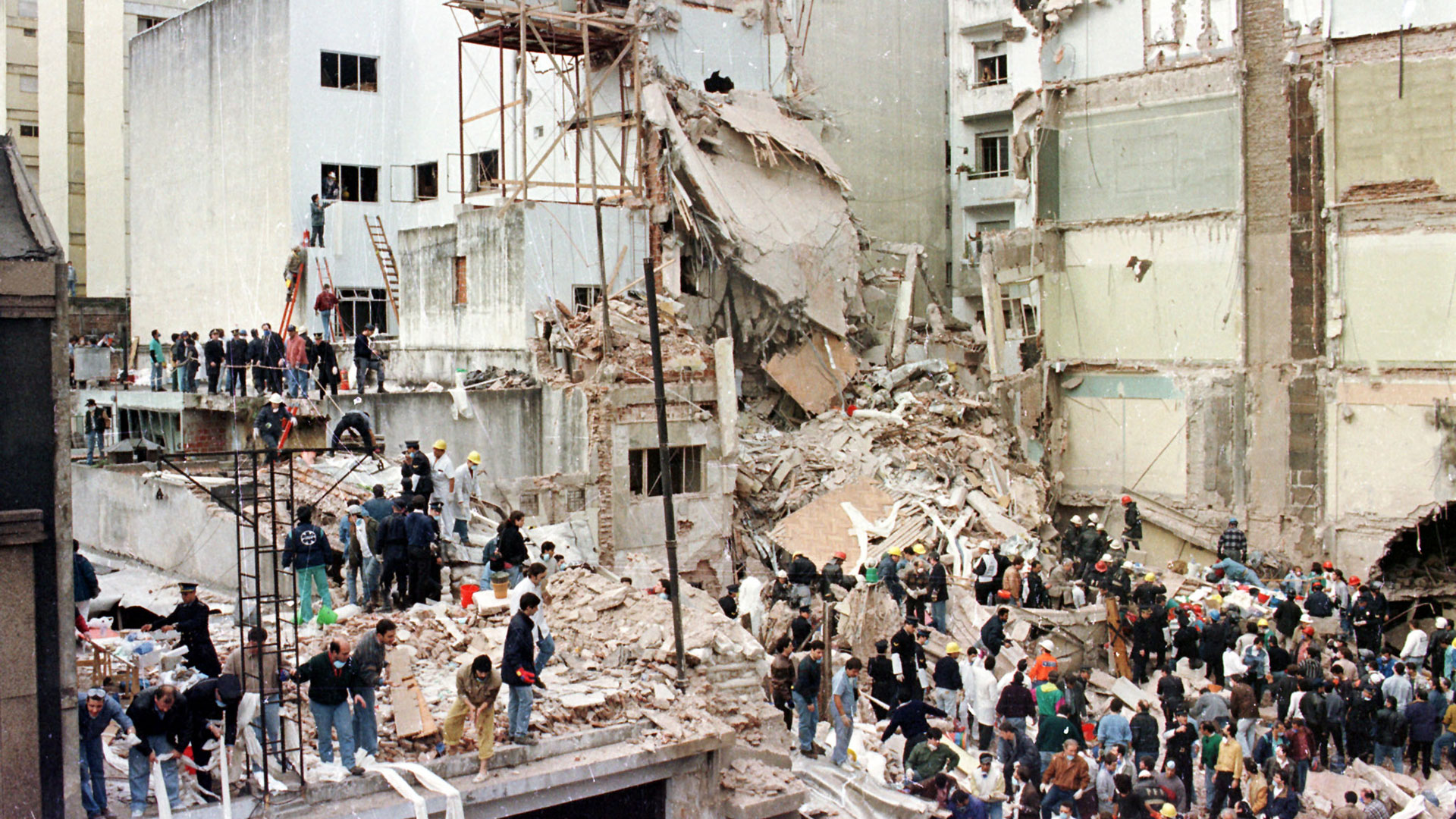 El ataque a la AMIA: la bomba explotó a las 9.53 del 18 de julio de 1994 (Reuters)