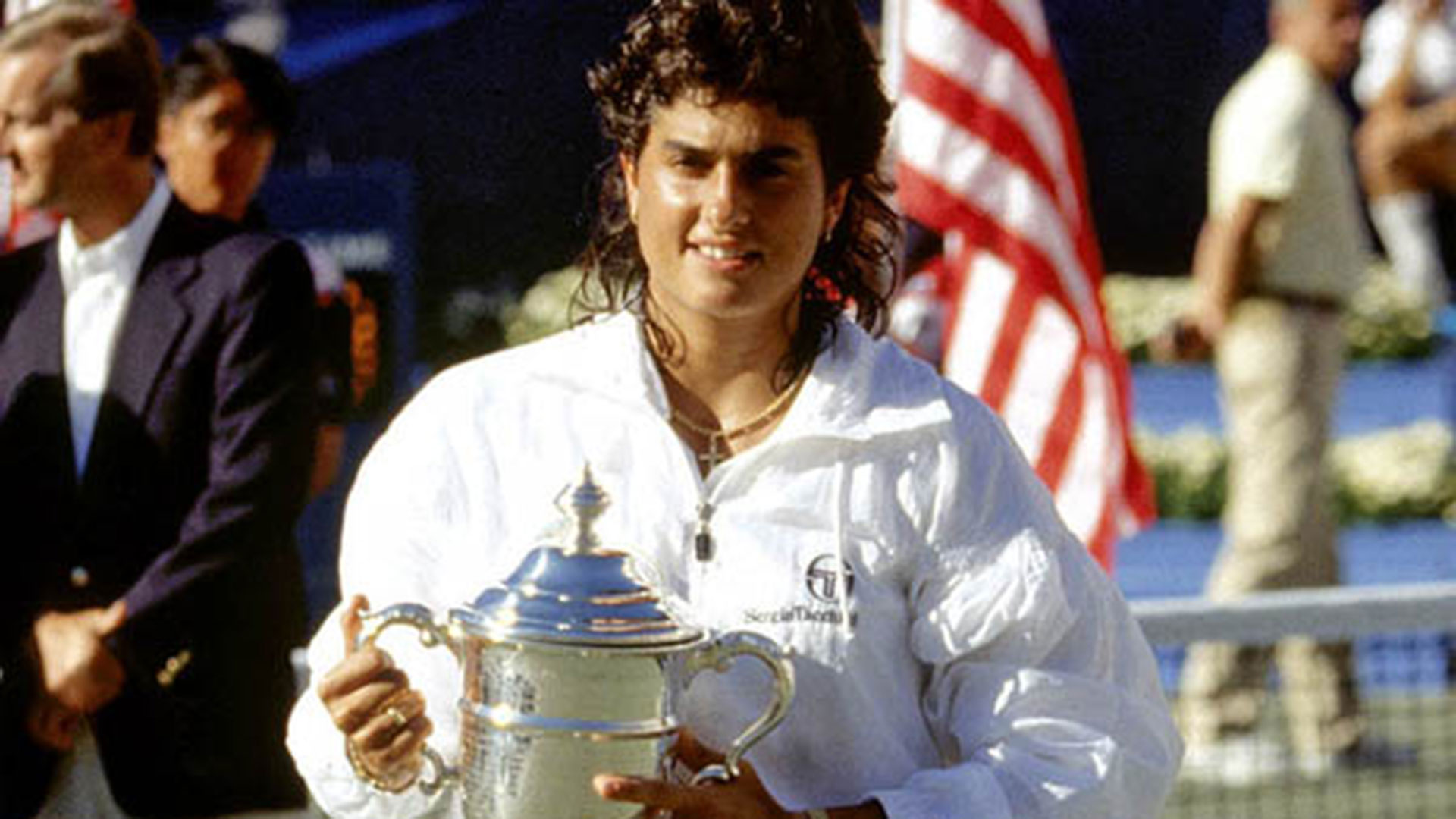 Gabriela Sabatini con el trofeo del US Open que ganó en 1990, cuando tenía 20 años.