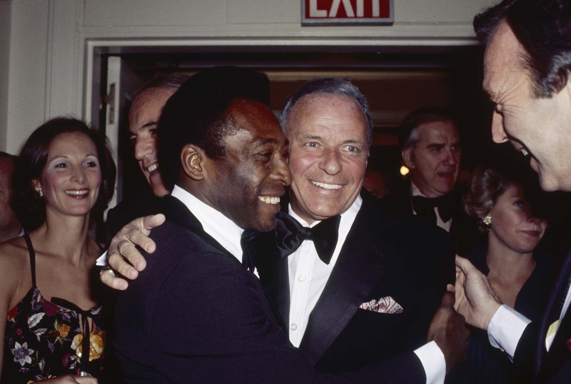 La superestrella brasileña junto a Frank Sinatra durante una campaña para juntar fondos para el gobernador de Nueva York Hugh Carey