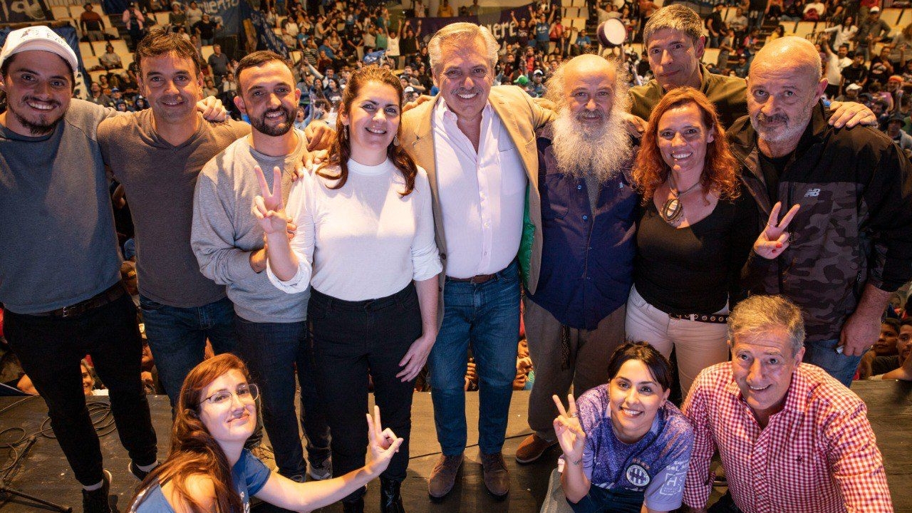 Alberto Fernández junto a los principales dirigentes del Movimiento Evita
