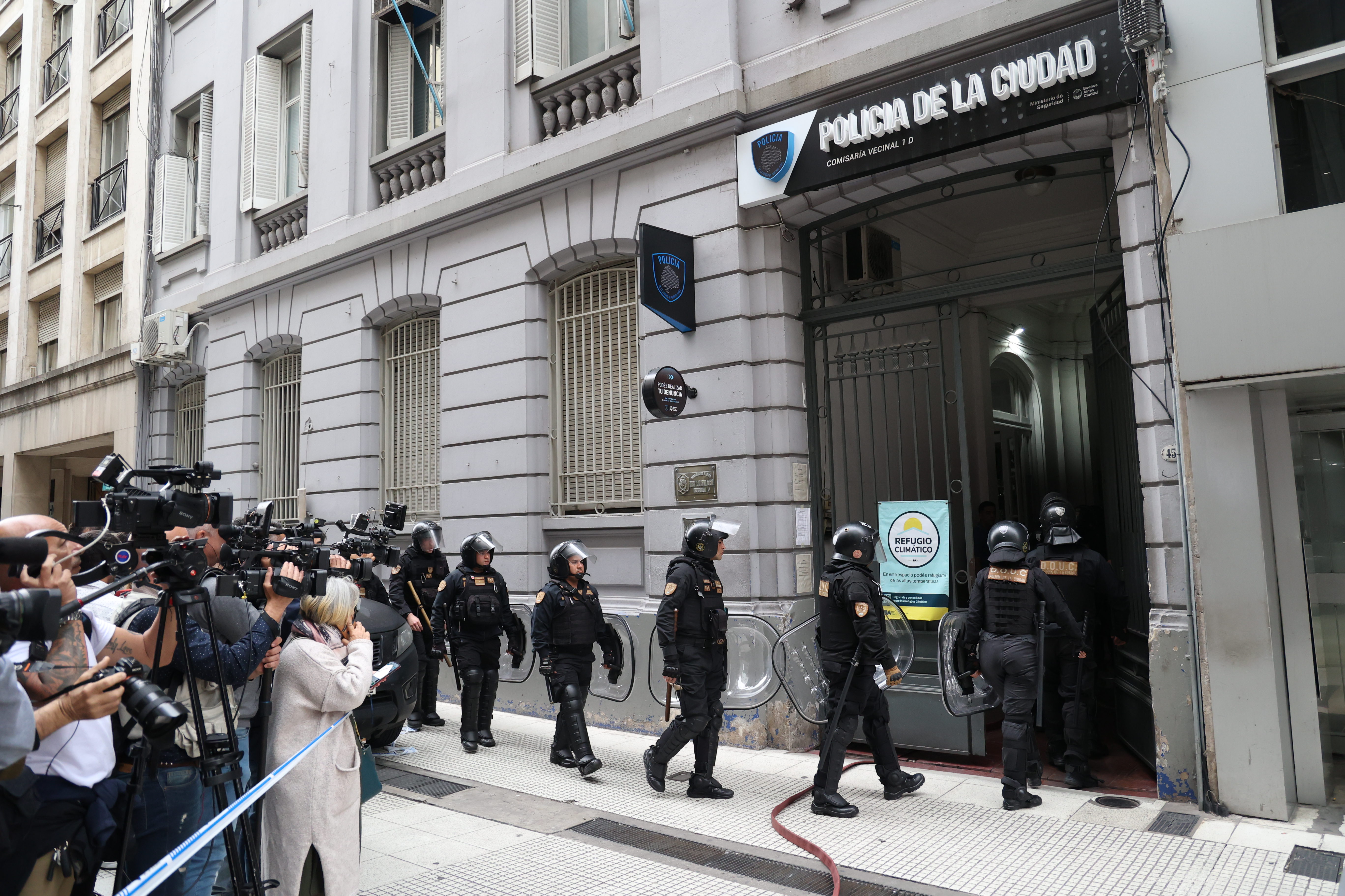 Alerta en una comisar&iacute;a del centro porte&ntilde;o por un violento enfrentamiento entre detenidos: tomaron a un polic&iacute;a de reh&eacute;n
