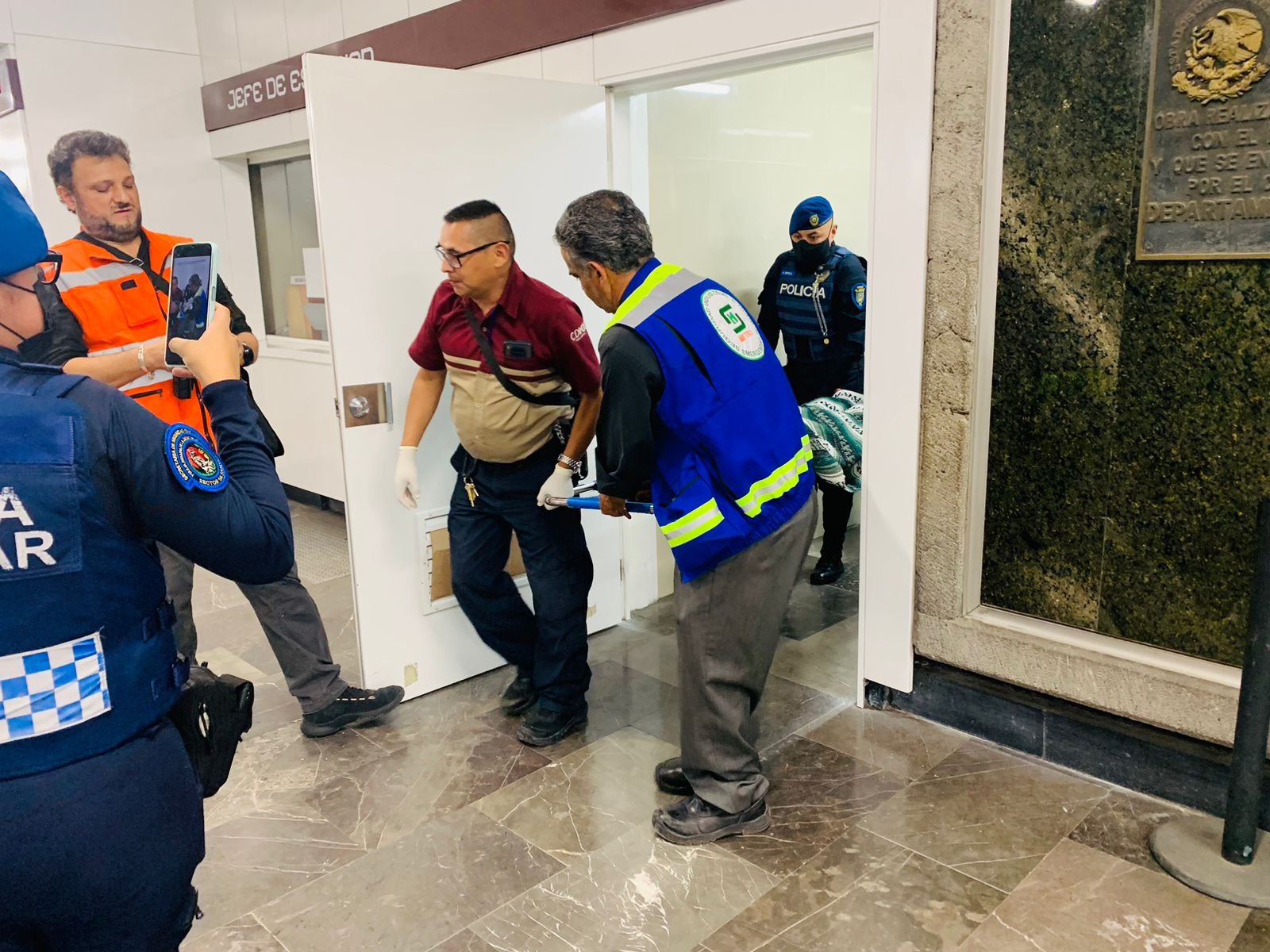 Metro CDMX hoy 28 de marzo: mujer dio a luz en la estación Pantitlán