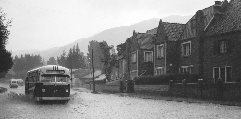 Carros pasando por la carrera séptima con calle 67 inundadas por el fuerte aguacero (1950). Archivo de Bogotá.