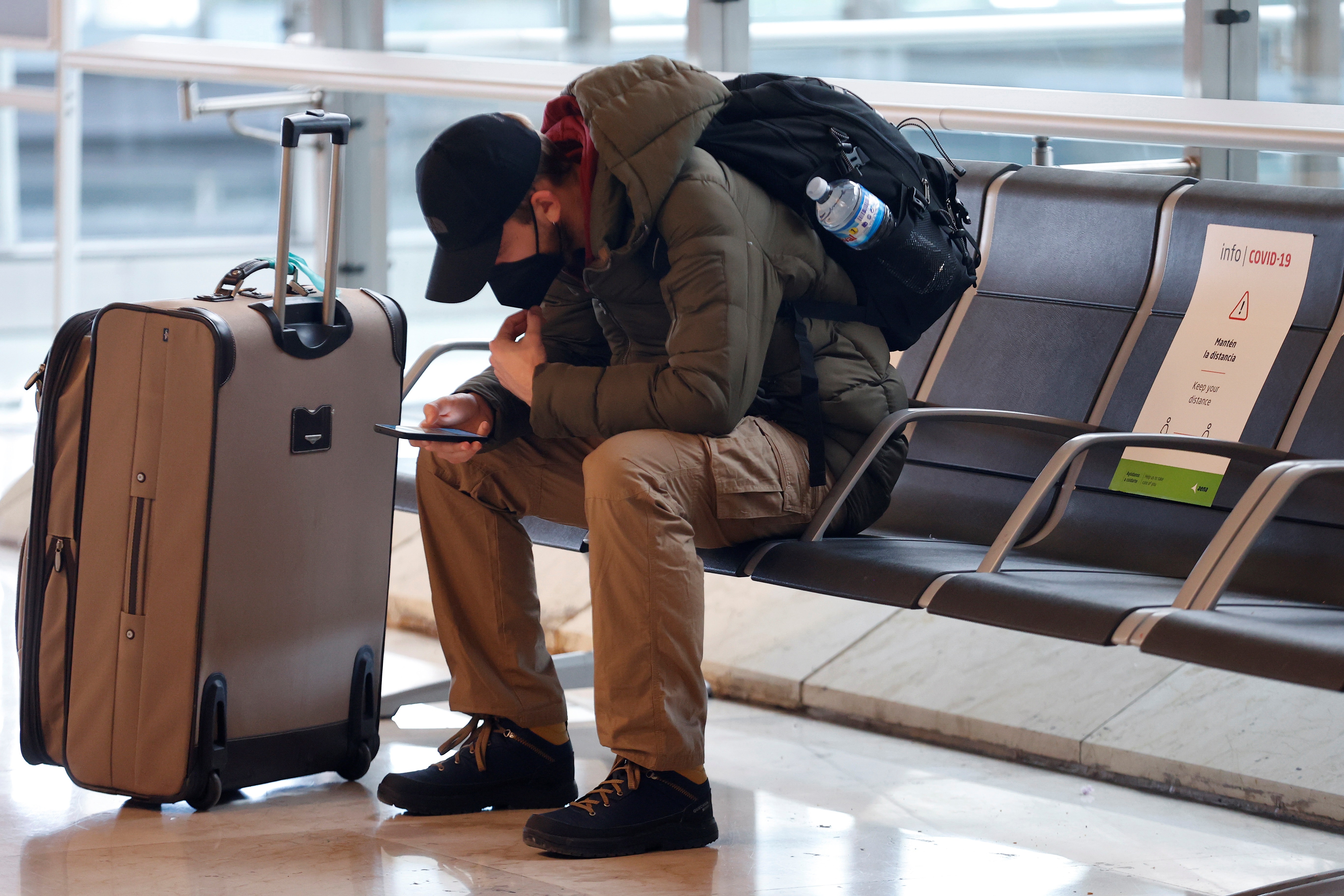 Un viajero revisa su teléfono en el aeropuerto Adolfo Suárez Madrid-Barajas. EFE/Chema Moya/Archivo
