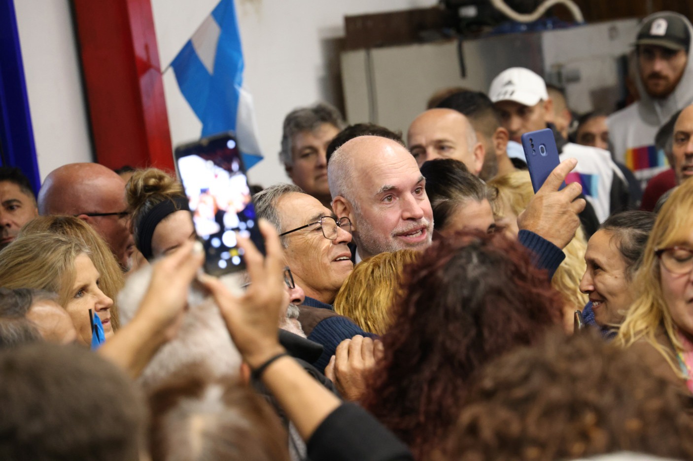 El alcalde porteño de visita en La Juanita, el 25 de Mayo en un locro con vecinos de La Matanza