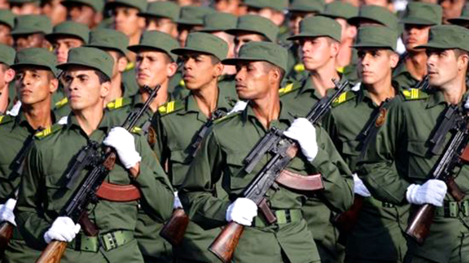 Soldados cubanos durante una parada militar
