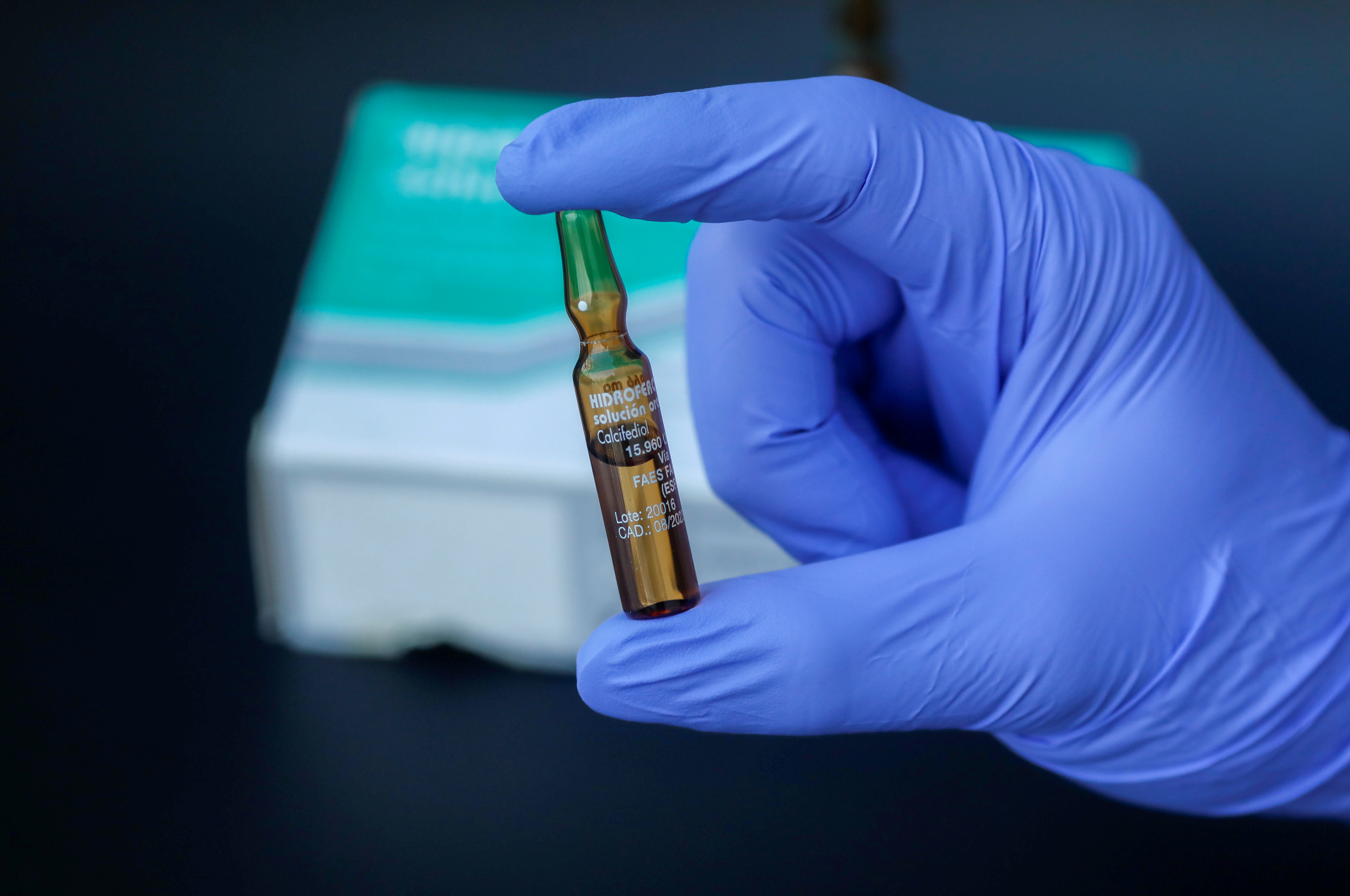 La posibilidad de aplicar la vitamina D como tratamiento recibió más atención cuando el 2 de octubre pasado se difundió que el ex presidente de los Estados Unidos, Donald Trump, la había recibido cuando fue diagnosticado con COVID-19. Pero como Trump no participó en un ensayo controlado no se puede saber si la vitamina D fue eficaz o no. En Inglaterra, la vitamina D se recomendó para su consumo al comienzo del invierno / REUTERS/Jon Nazca